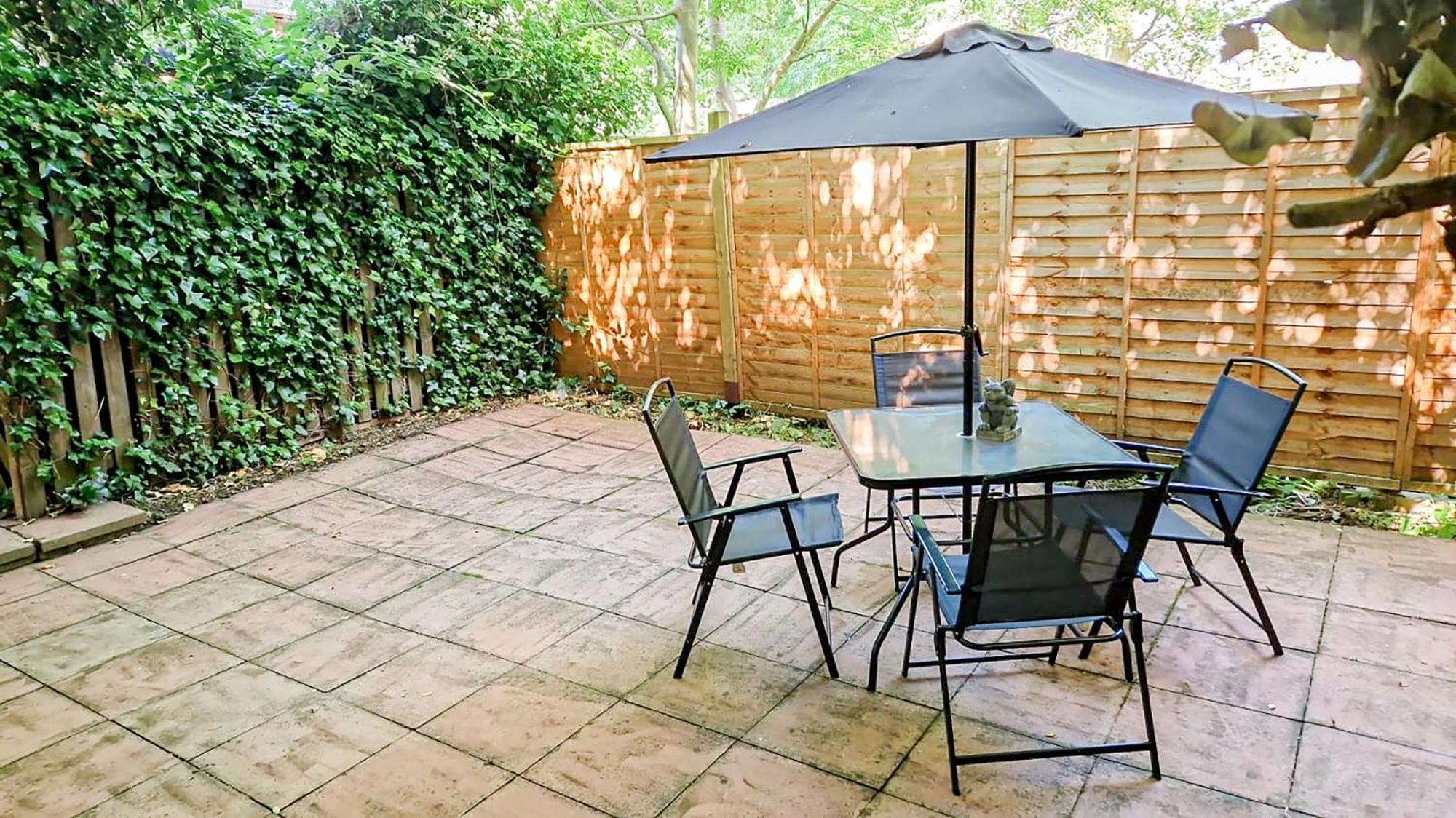 Apartment Cosy Near Hampstead Heath With Free On-site Parking & Private Gardens, Golders Green London