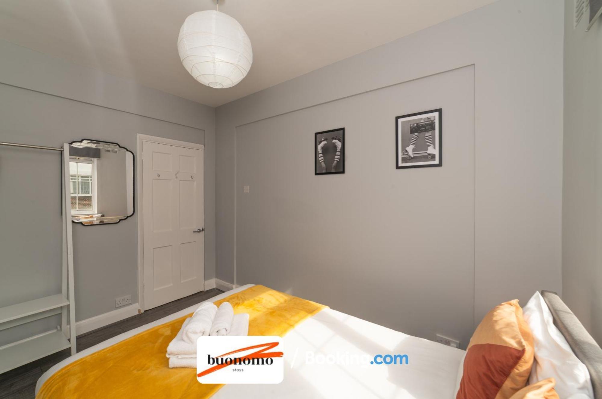 Two Bedroom By Buonomo Short Lets & Serviced With Balcony *