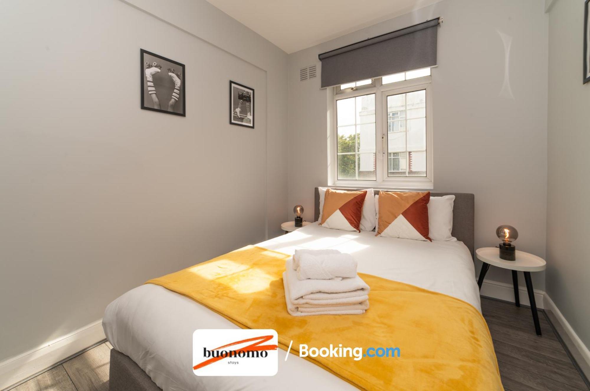 Two Bedroom By Buonomo Short Lets & Serviced With Balcony Apartment *