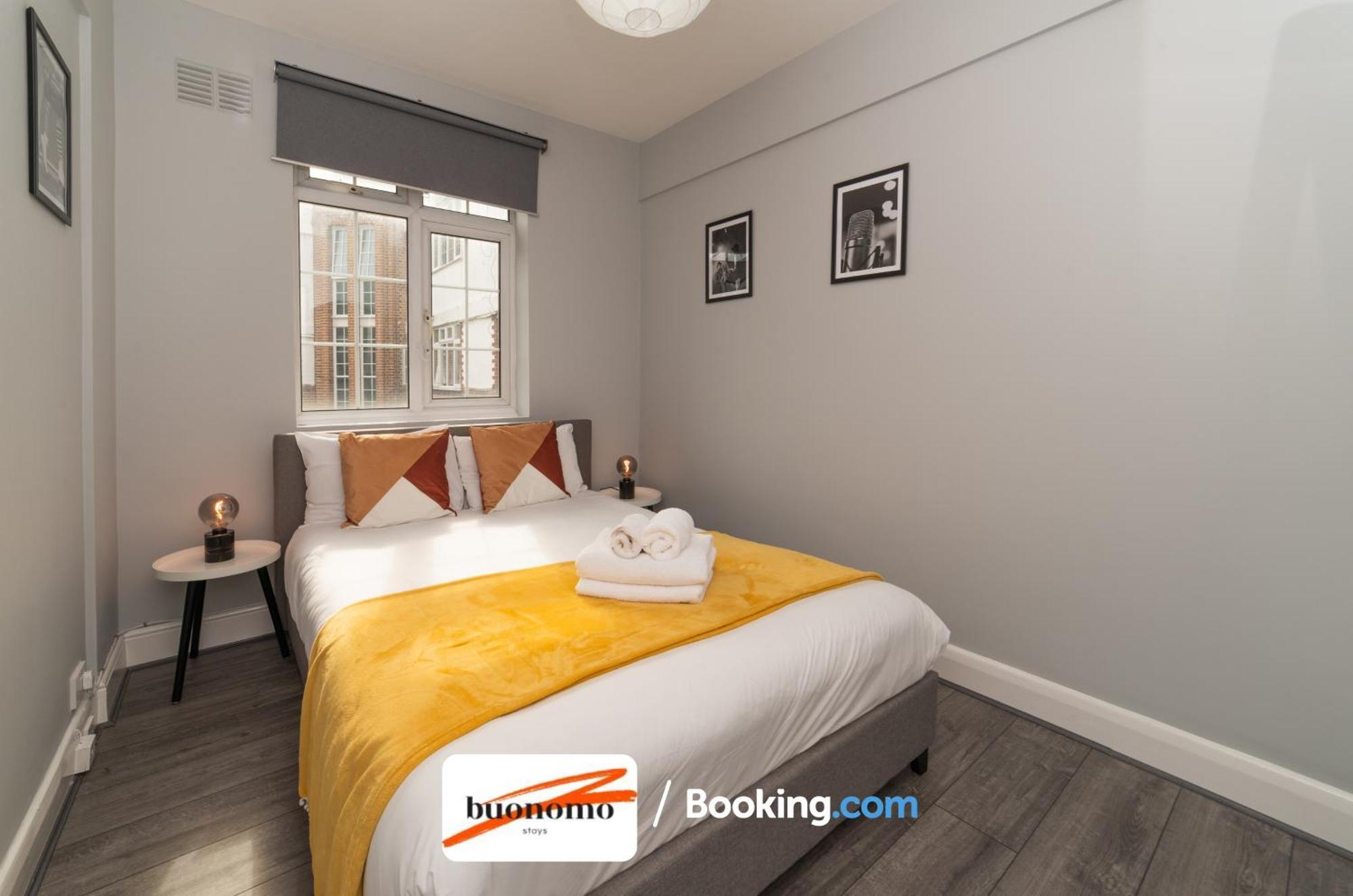 Two Bedroom By Buonomo Short Lets & Serviced With Balcony *