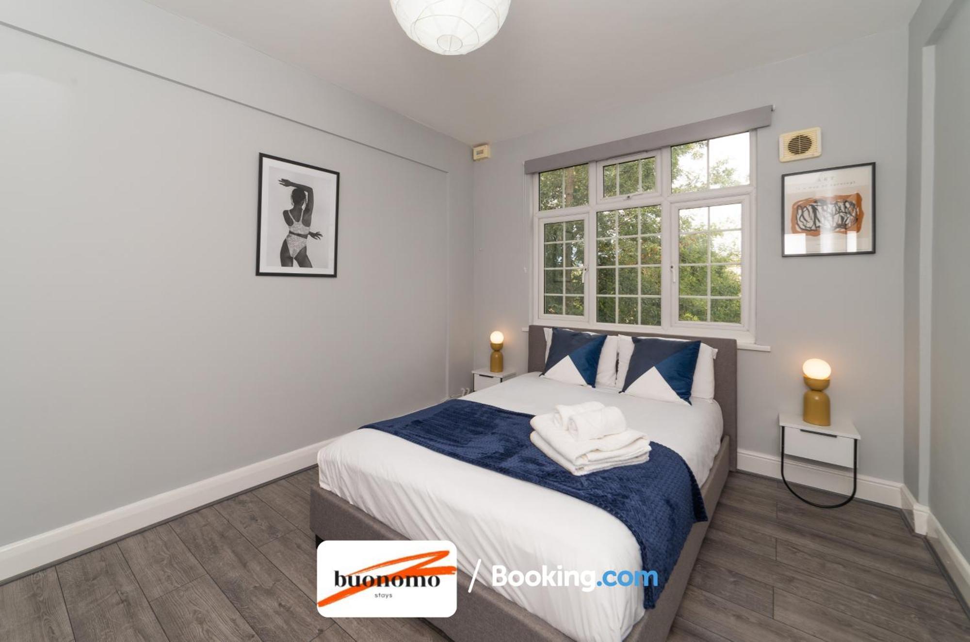 Two Bedroom By Buonomo Short Lets & Serviced With Balcony