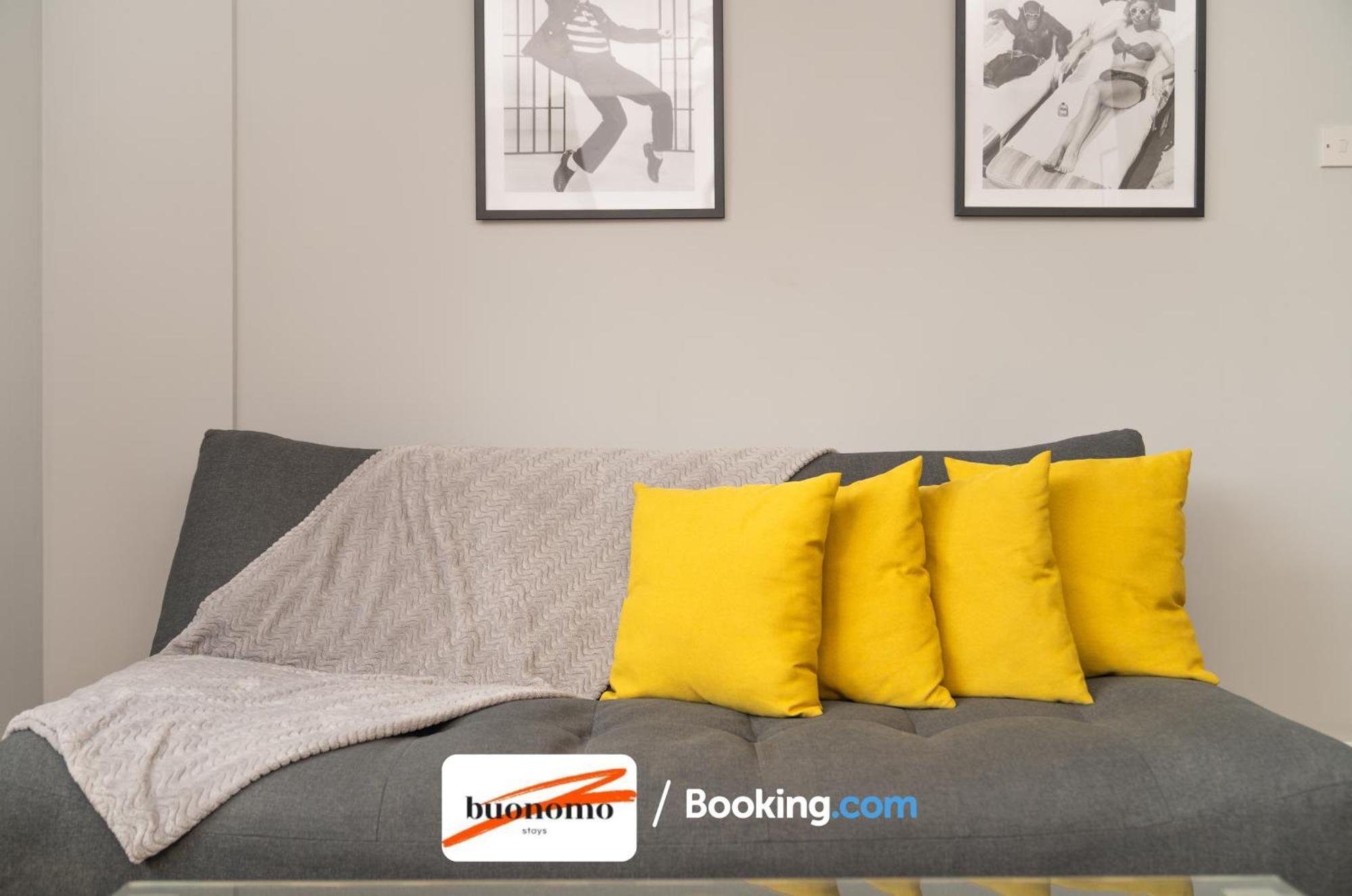Two Bedroom By Buonomo Short Lets & Serviced With Balcony *