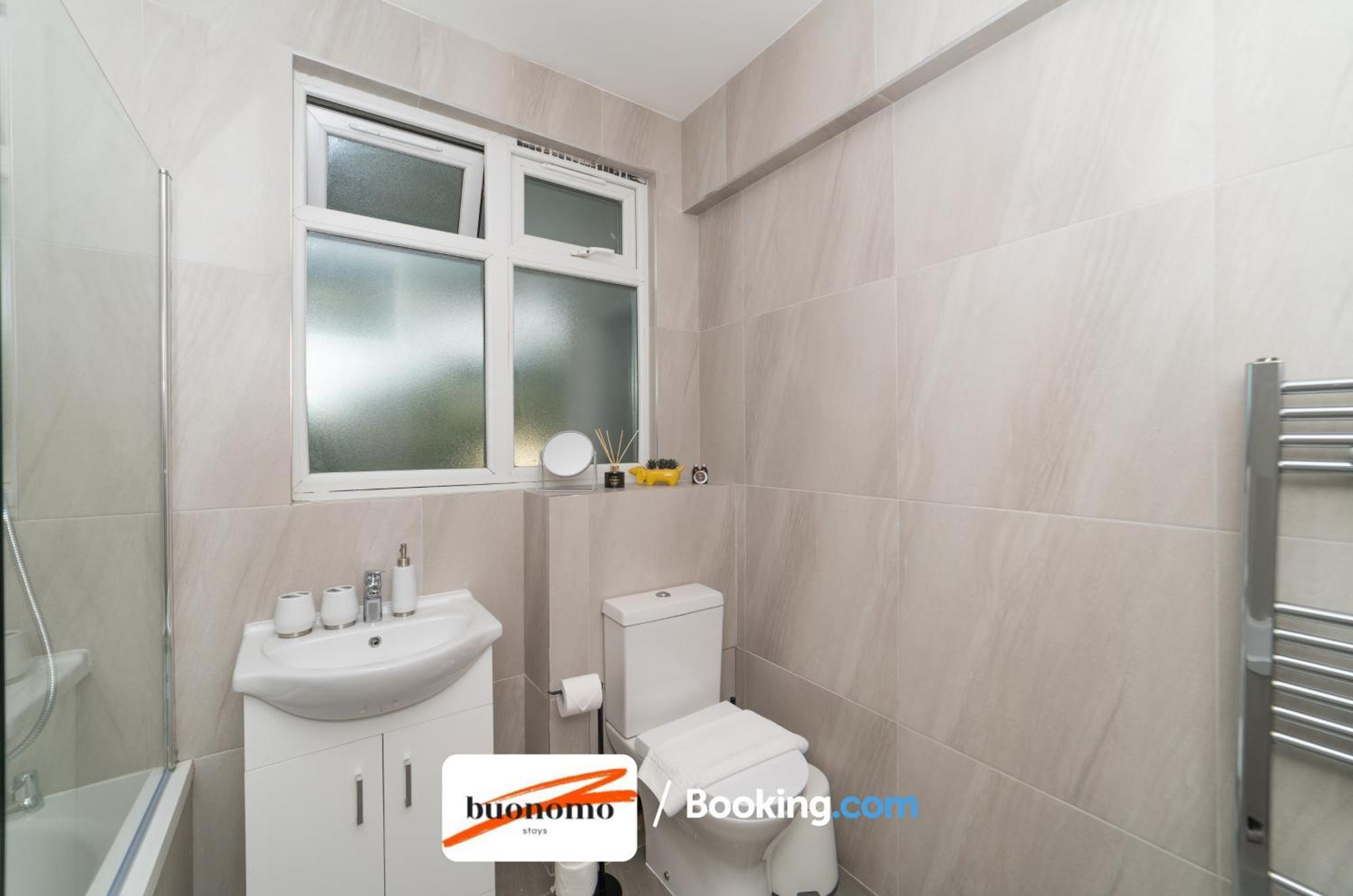 Two Bedroom By Buonomo Short Lets & Serviced With Balcony London