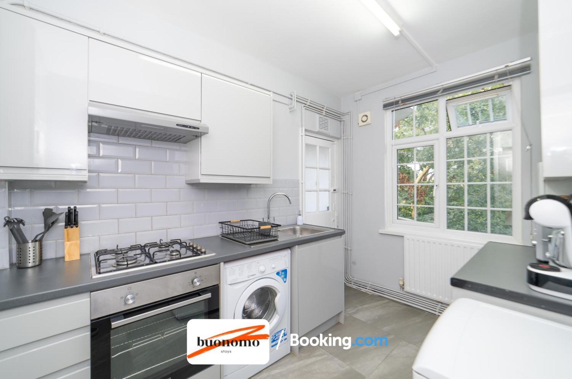 Apartment Two Bedroom By Buonomo Short Lets & Serviced With Balcony *