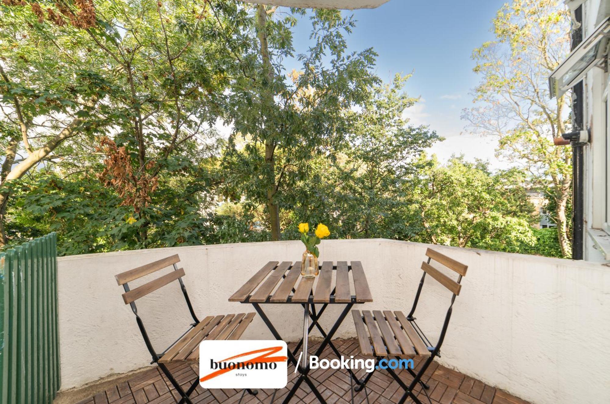 Two Bedroom By Buonomo Short Lets & Serviced With Balcony London