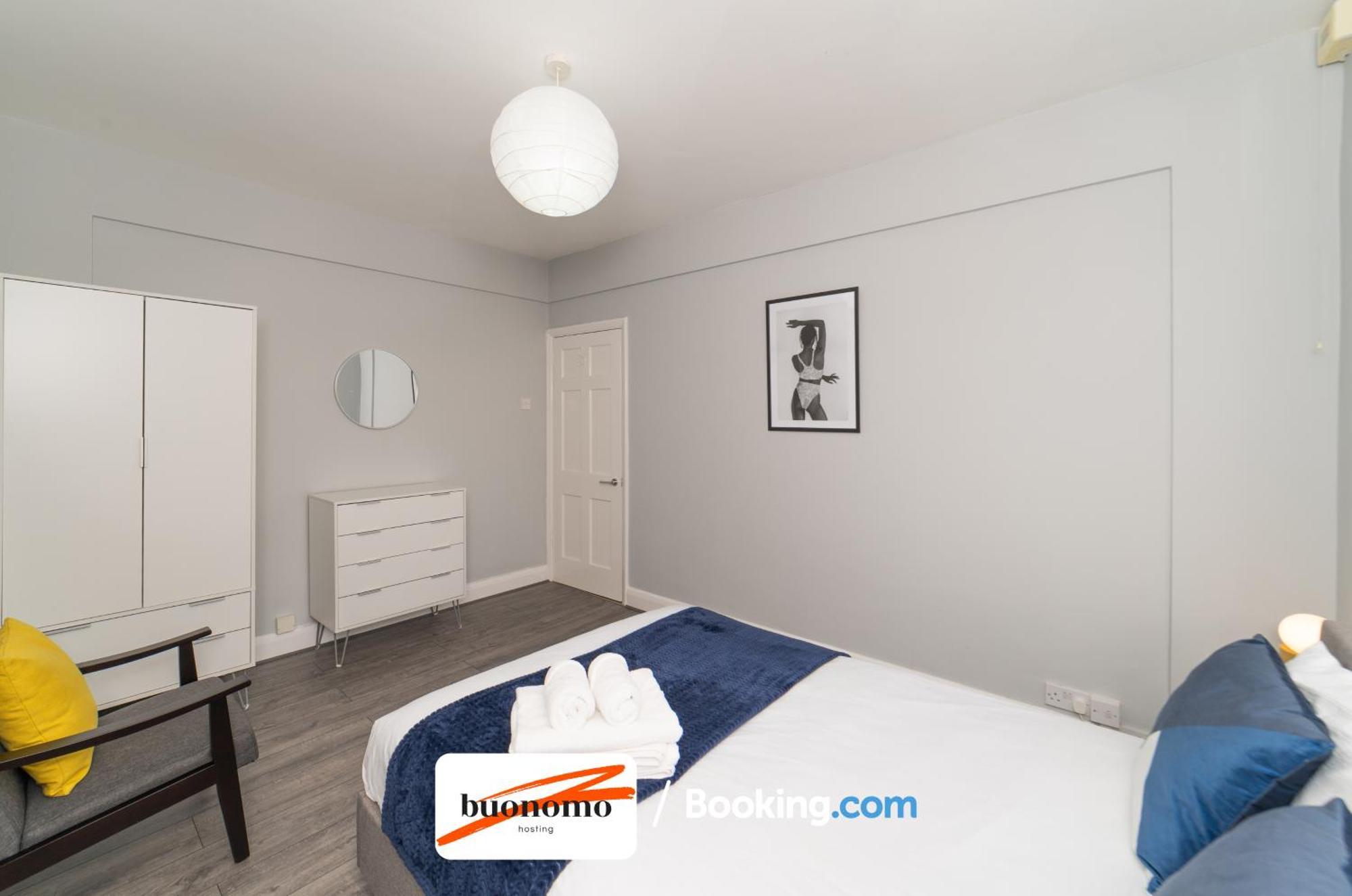 Two Bedroom By Buonomo Short Lets & Serviced With Balcony