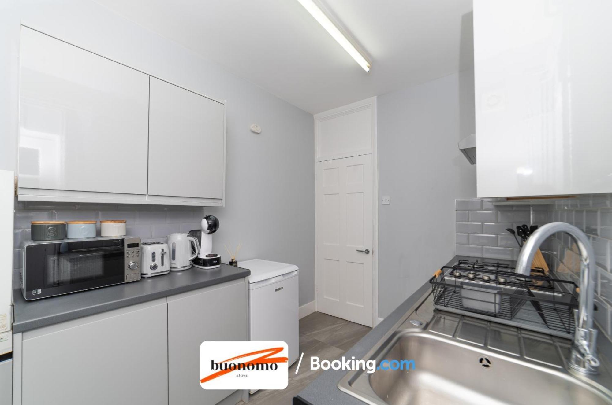 Apartment Two Bedroom By Buonomo Short Lets & Serviced With Balcony *