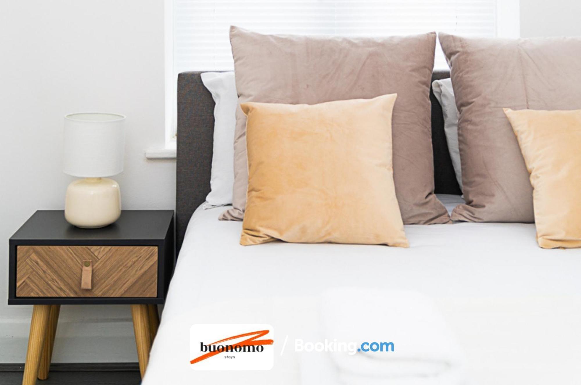 Three Bedroom At Buonomo Short Lets & Serviced With Netflix & Games Apartamento Londres