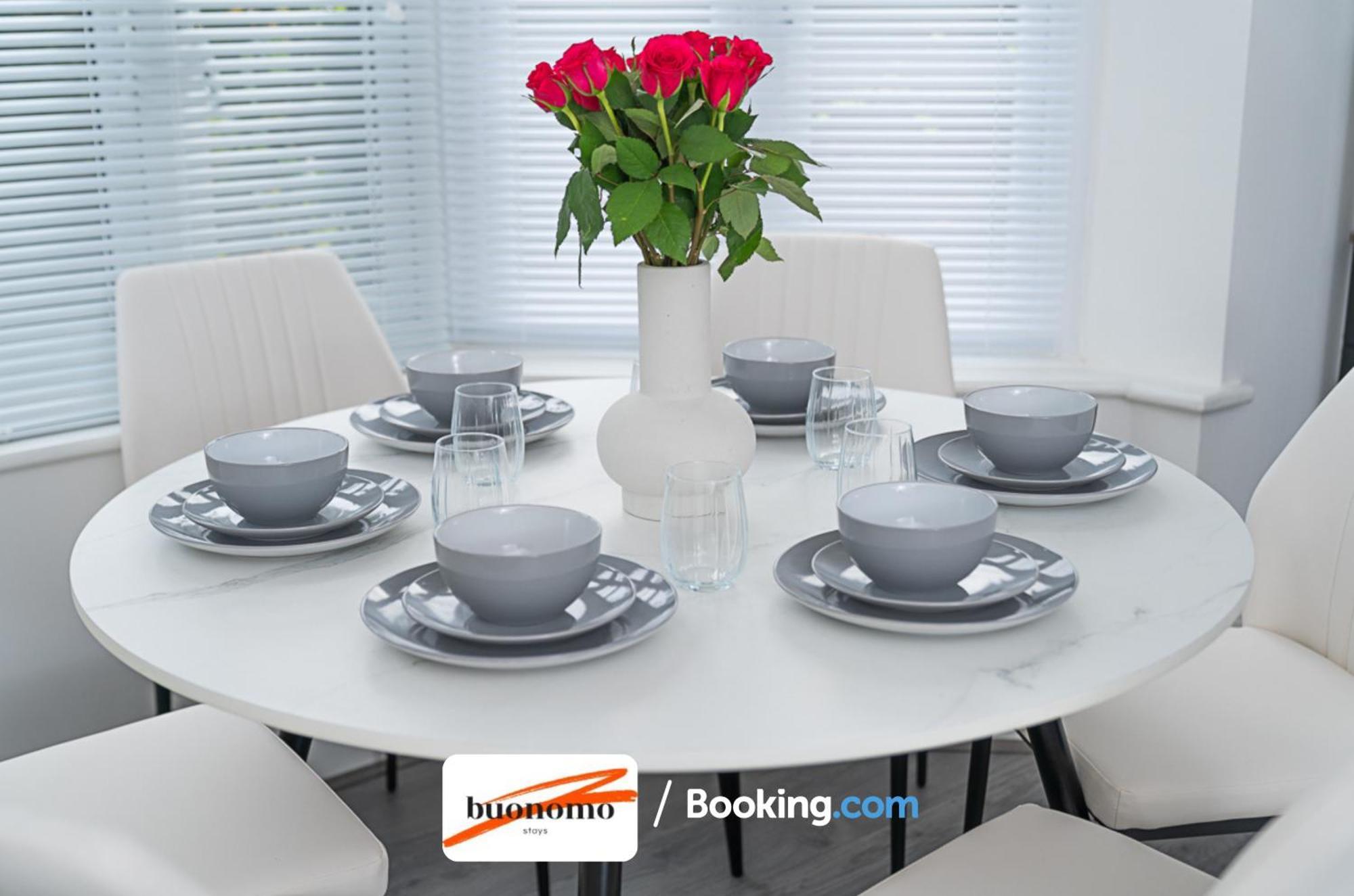 Three Bedroom At Buonomo Short Lets & Serviced With Netflix & Games Apartment London