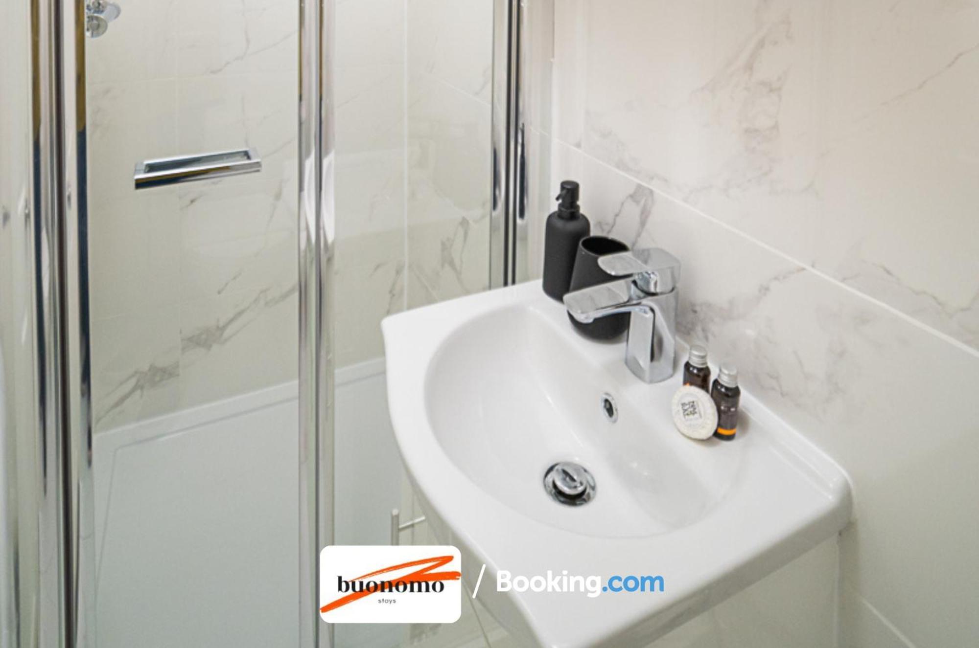 Three Bedroom At Buonomo Short Lets & Serviced With Netflix & Games Apartamento *