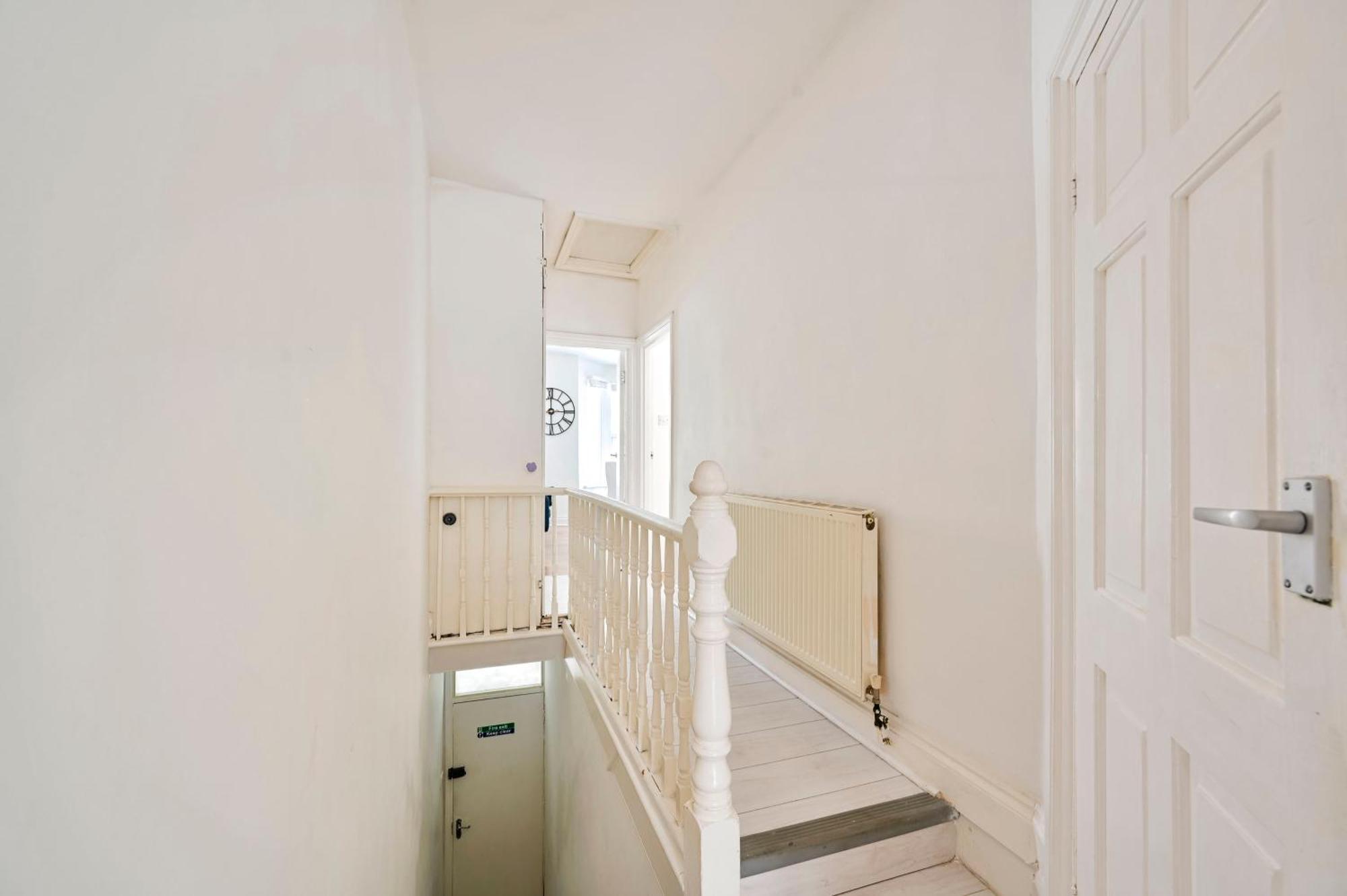 2-bed, Sleeps 8 In Leyton E10, Near Stratford Apartment *