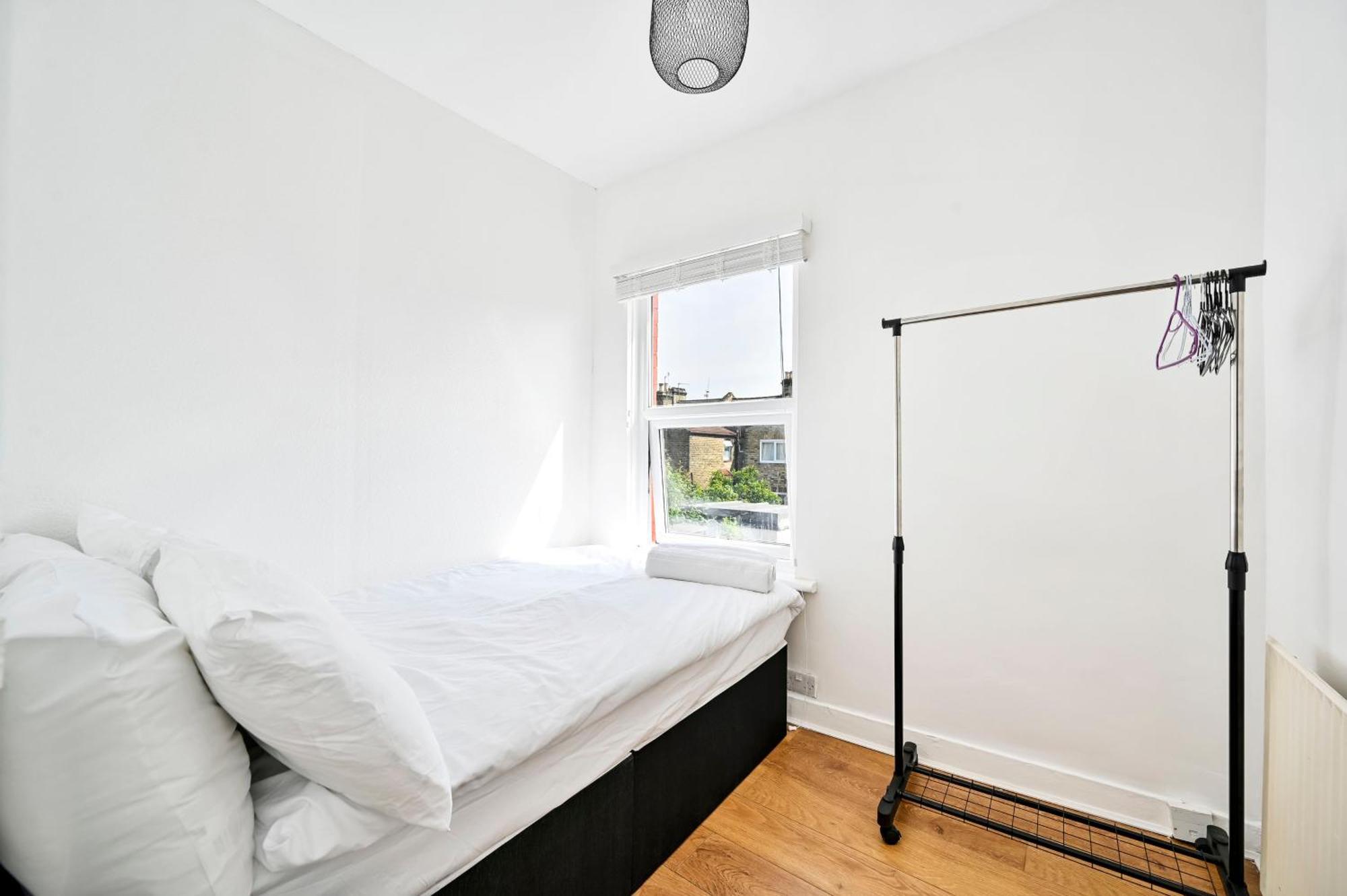 2-bed, Sleeps 8 In Leyton E10, Near Stratford Apartment *