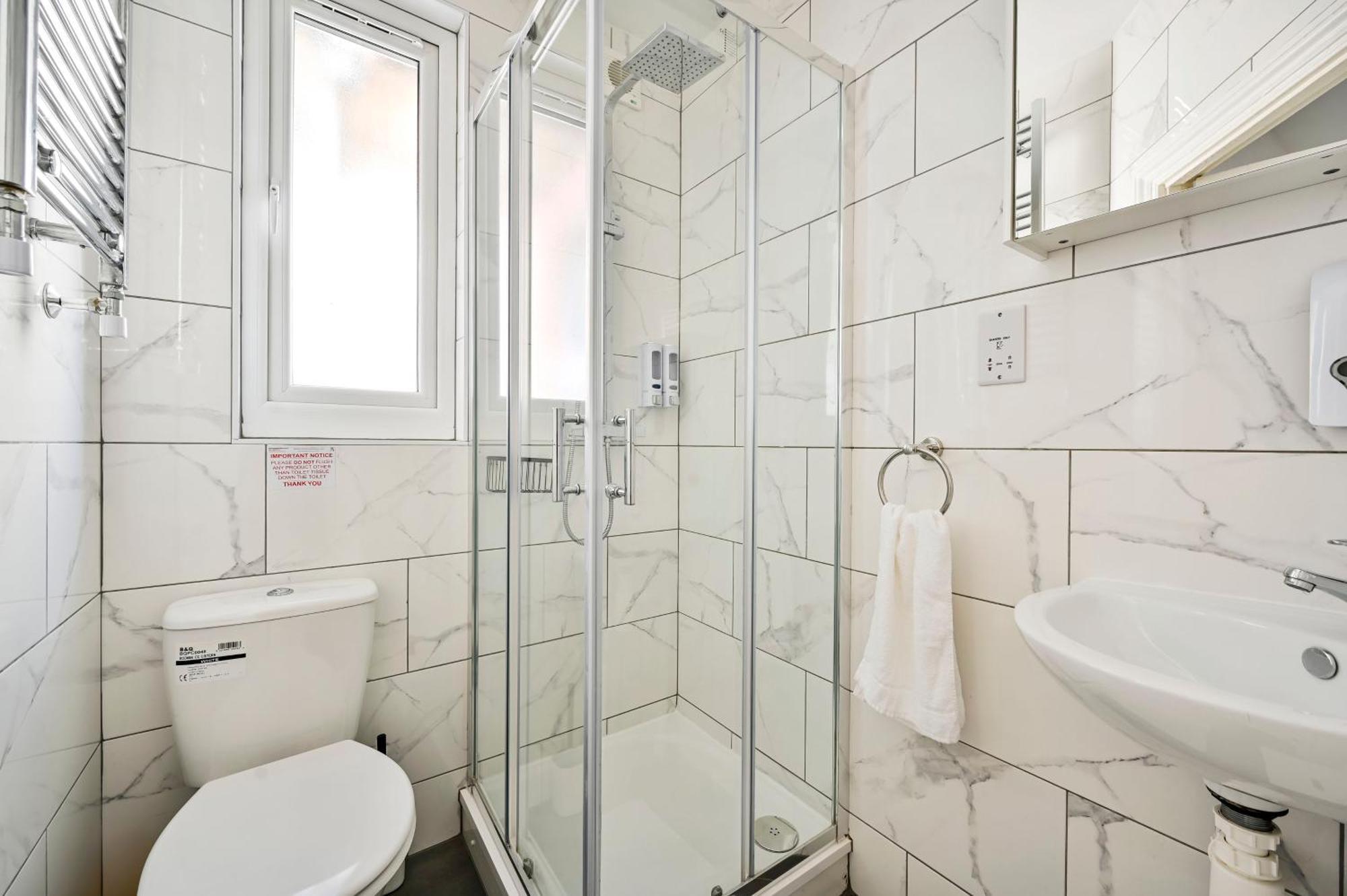2-bed, Sleeps 8 In Leyton E10, Near Stratford Apartment London