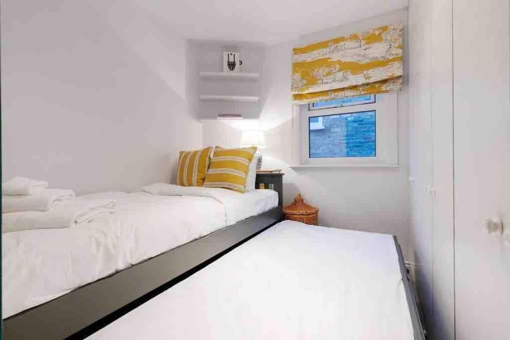 Bright, Colourful 2 Bed Home, 15 Mins From Apartamento