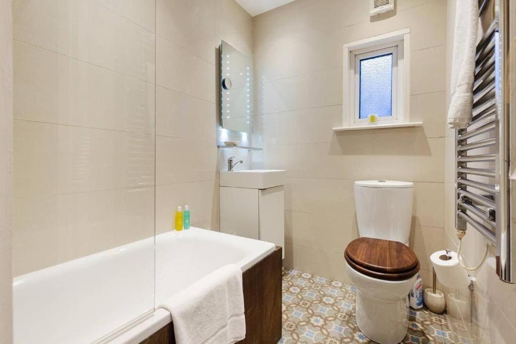 Bright, Colourful 2 Bed Home, 15 Mins From * London