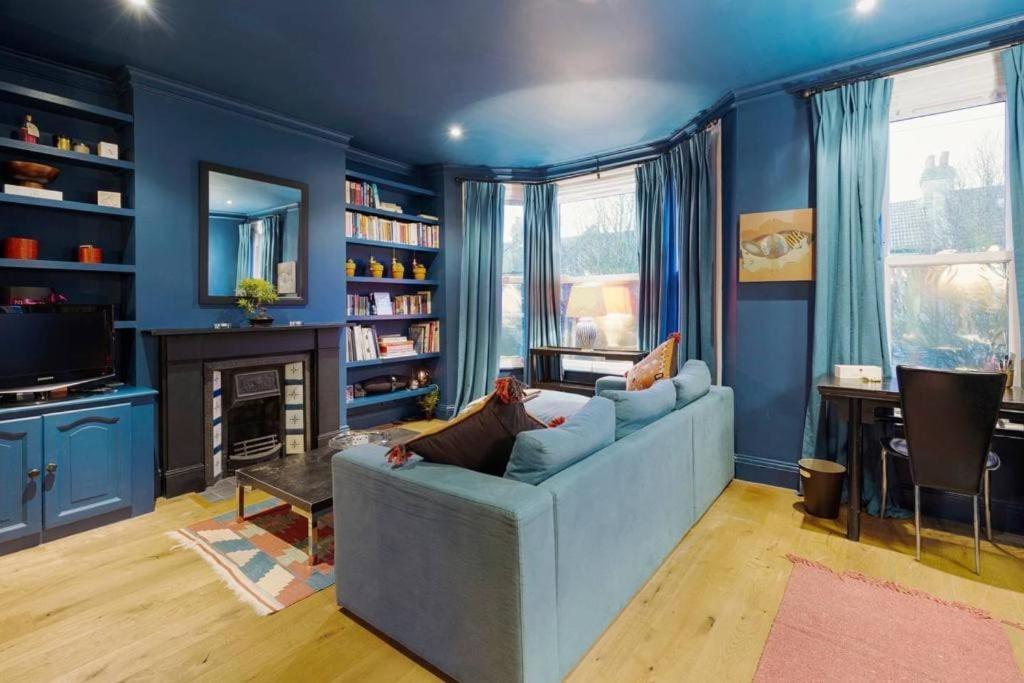 Bright, Colourful 2 Bed Home, 15 Mins From Apartamento