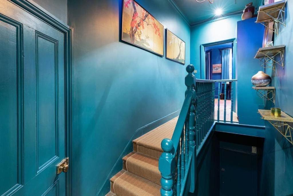 Apartment Bright, Colourful 2 Bed Home, 15 Mins From *