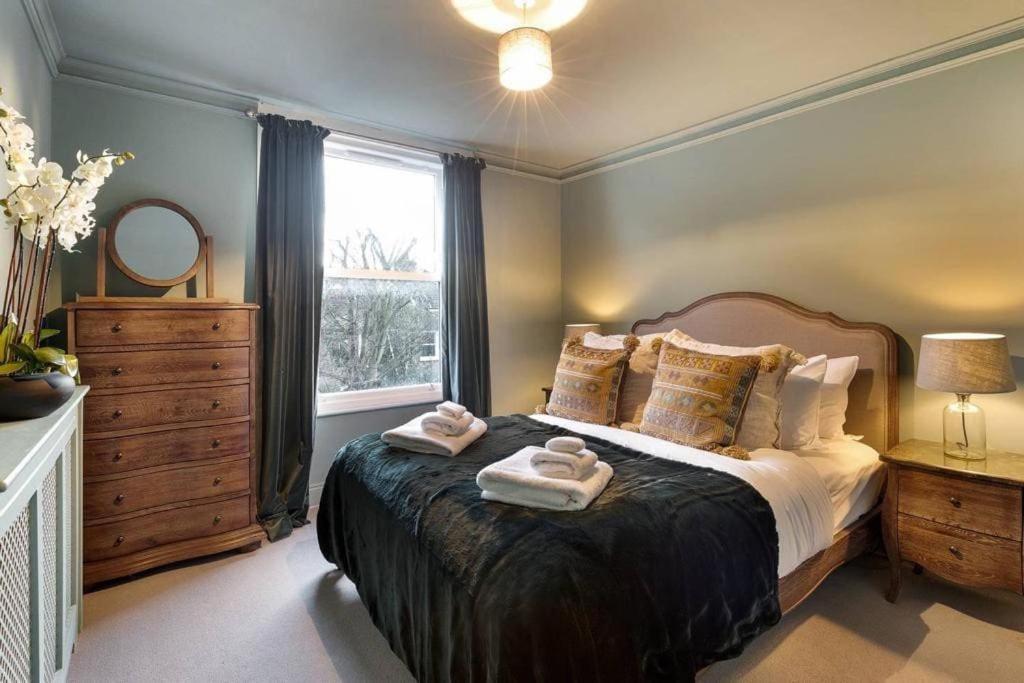 Bright, Colourful 2 Bed Home, 15 Mins From Londres