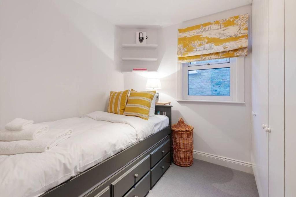 Bright, Colourful 2 Bed Home, 15 Mins From Apartamento *