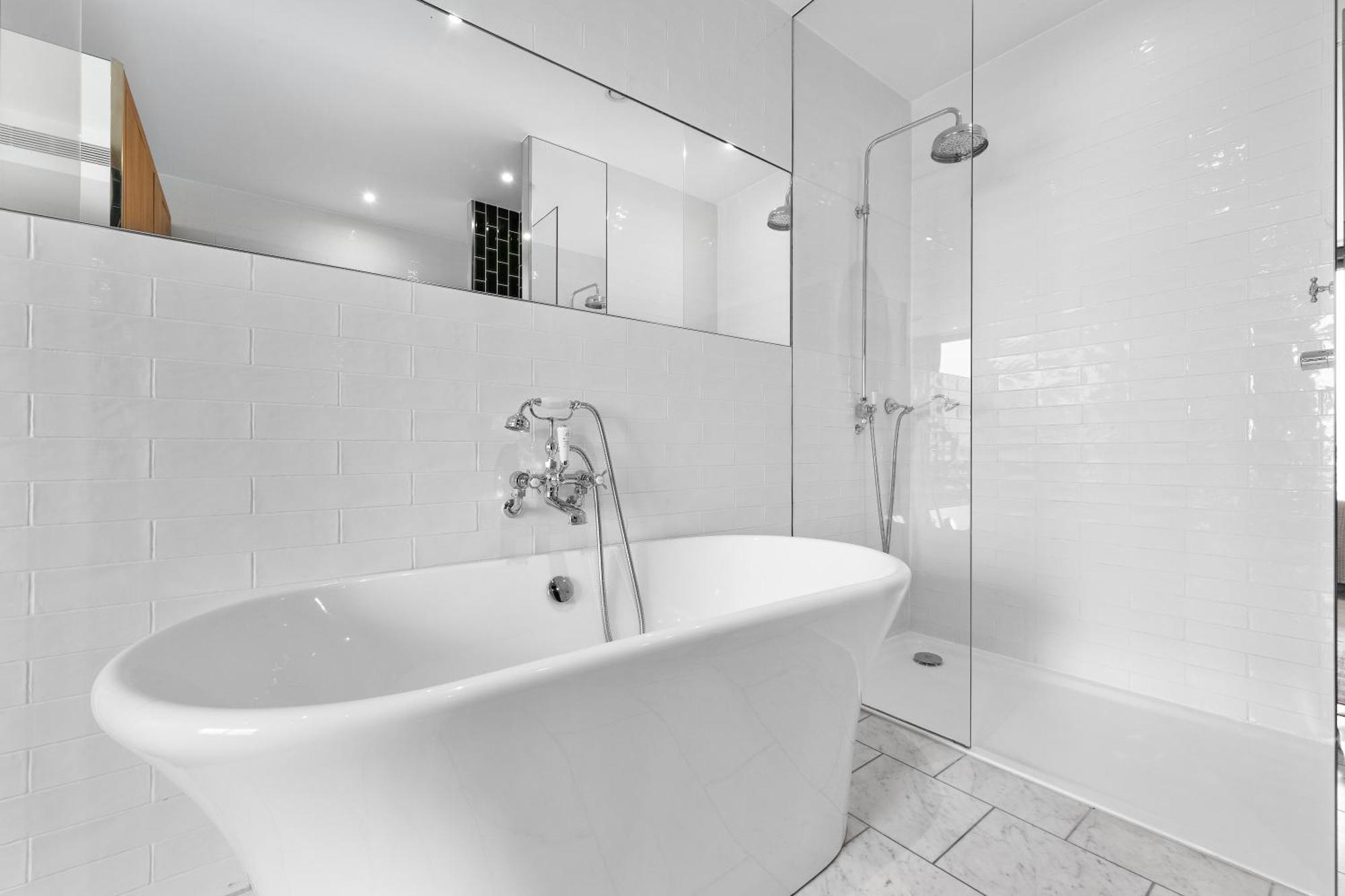 Spectacular Riverview Two Bedroom Luxury Designer Apartment-ac-parking-wifi-2 Bathrooms Londen