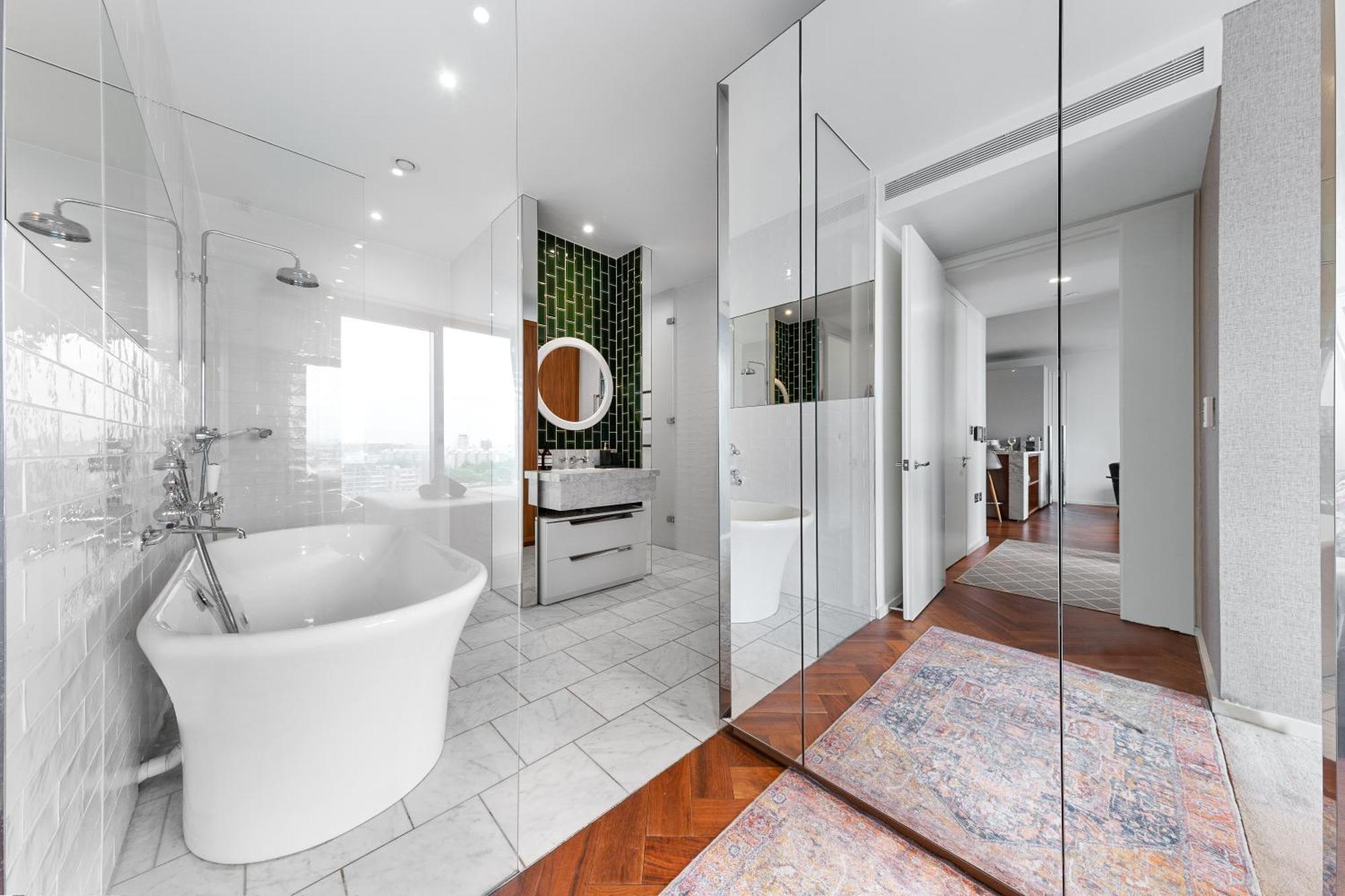 Spectacular Riverview Two Bedroom Luxury Designer Apartment-ac-parking-wifi-2 Bathrooms Appartement Londen