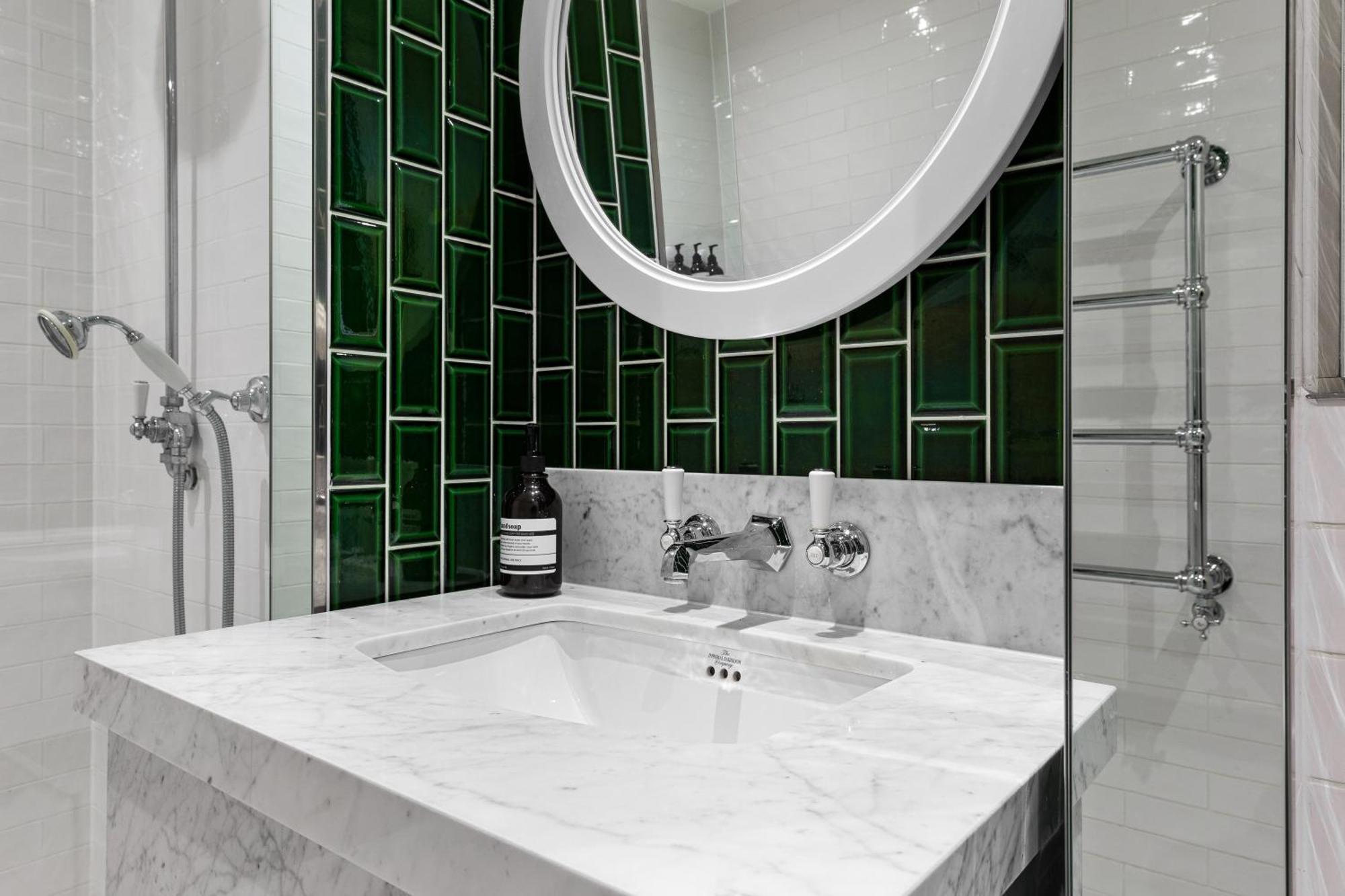 Spectacular Riverview Two Bedroom Luxury Designer Apartment-ac-parking-wifi-2 Bathrooms Appartement Londen