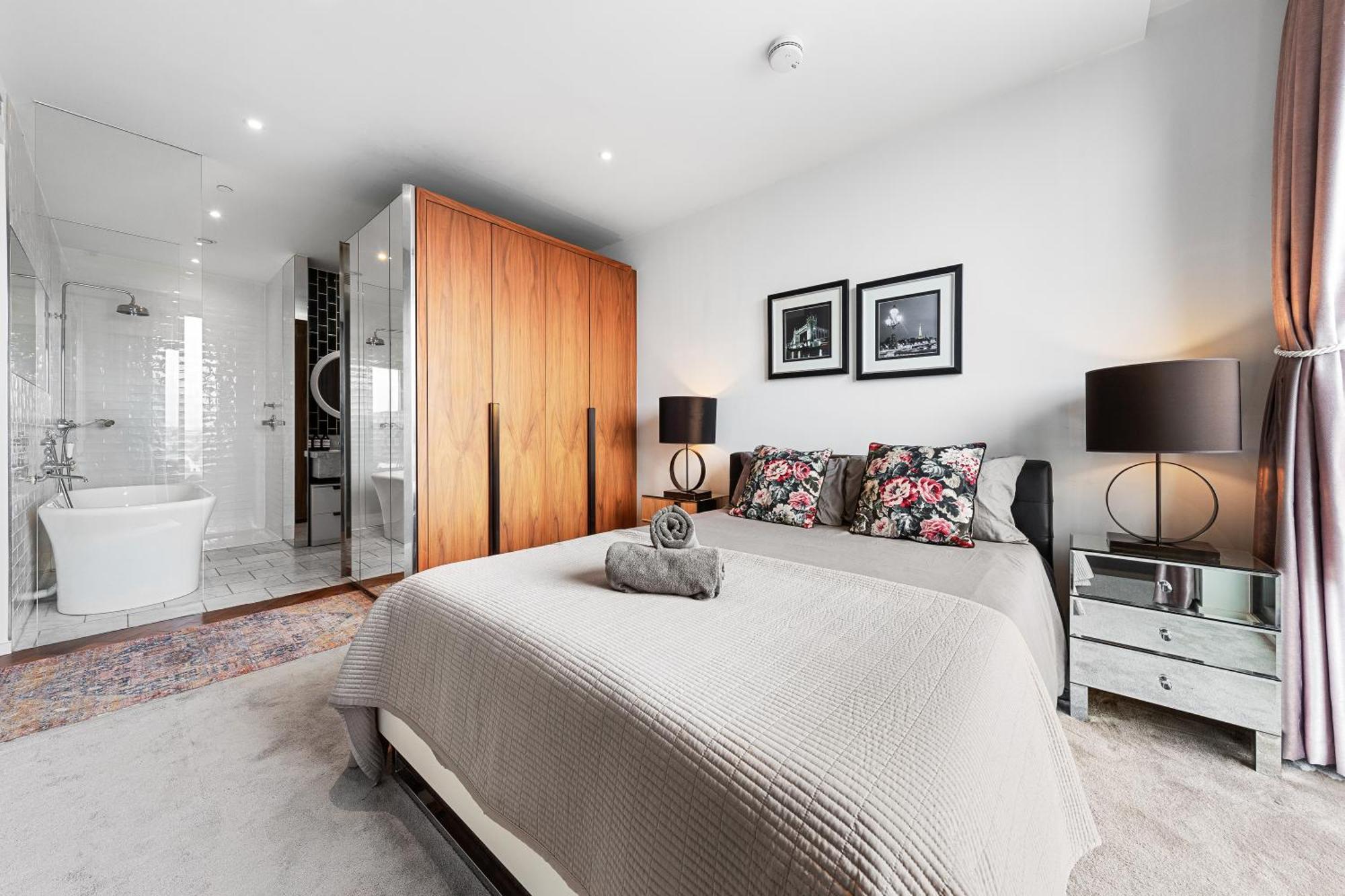Spectacular Riverview Two Bedroom Luxury Designer Apartment-ac-parking-wifi-2 Bathrooms Londen