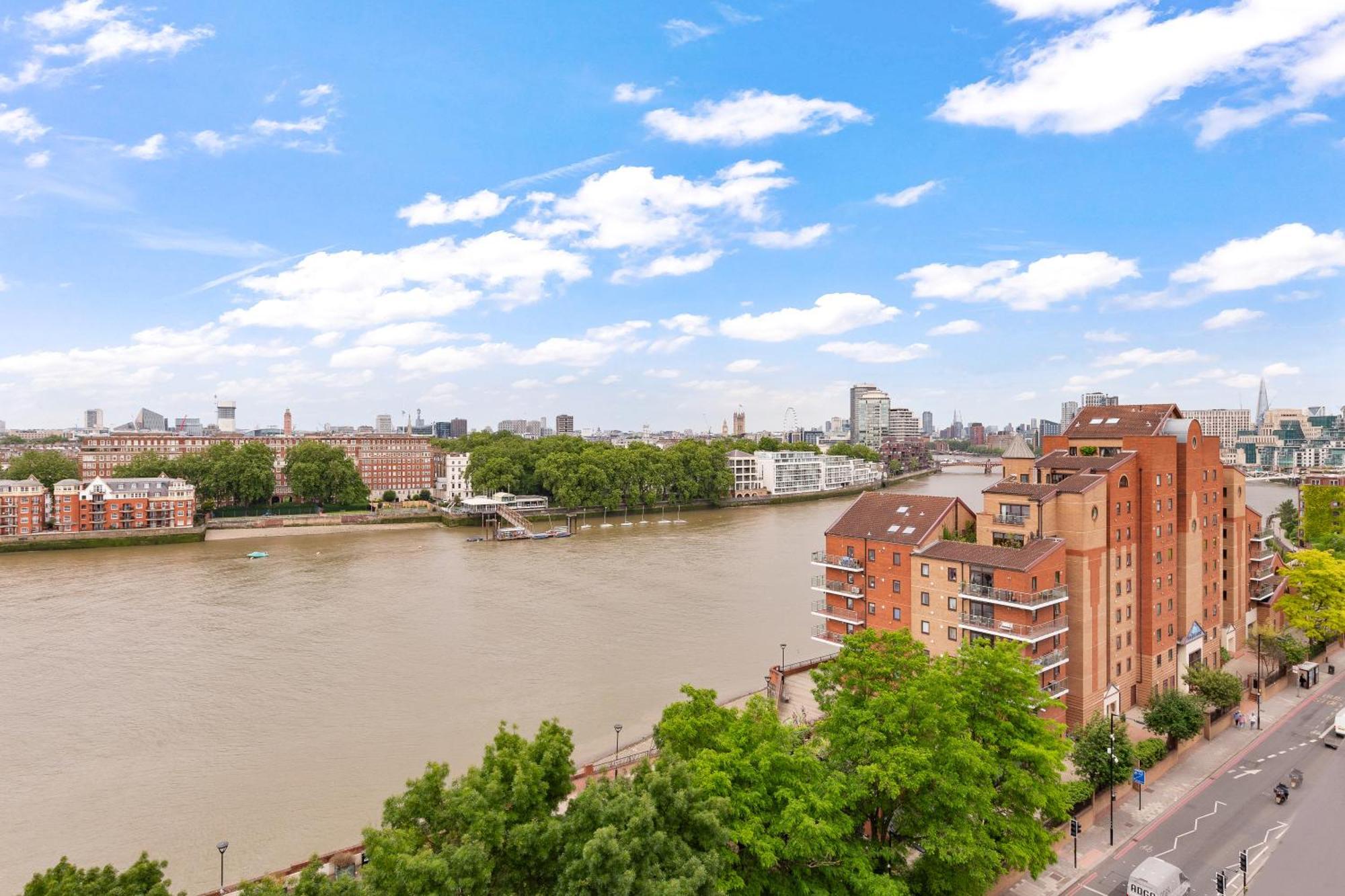 Spectacular Riverview Two Bedroom Luxury Designer Apartment-ac-parking-wifi-2 Bathrooms Appartement Londen
