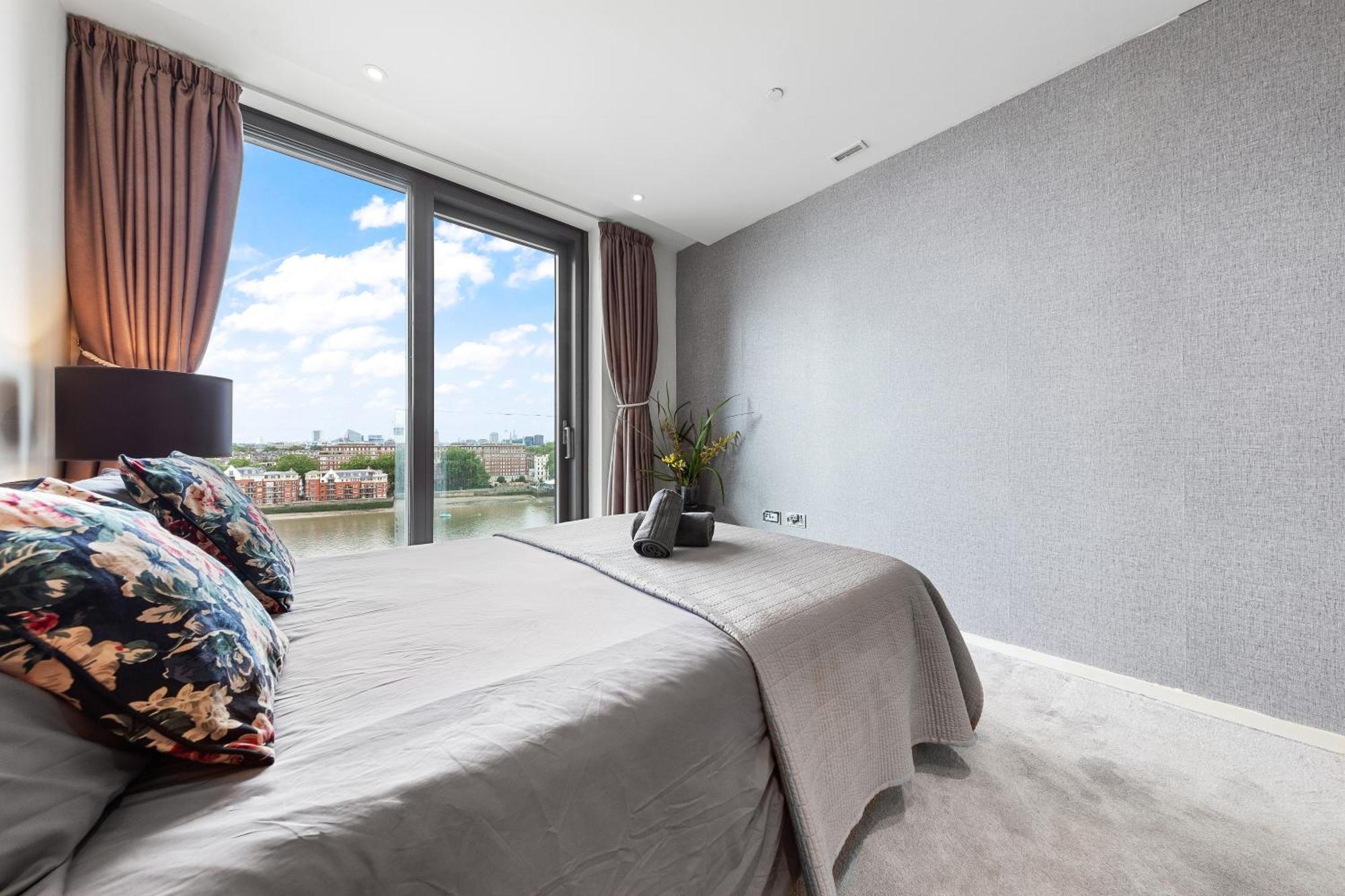 Spectacular Riverview Two Bedroom Luxury Designer Apartment-ac-parking-wifi-2 Bathrooms Londen