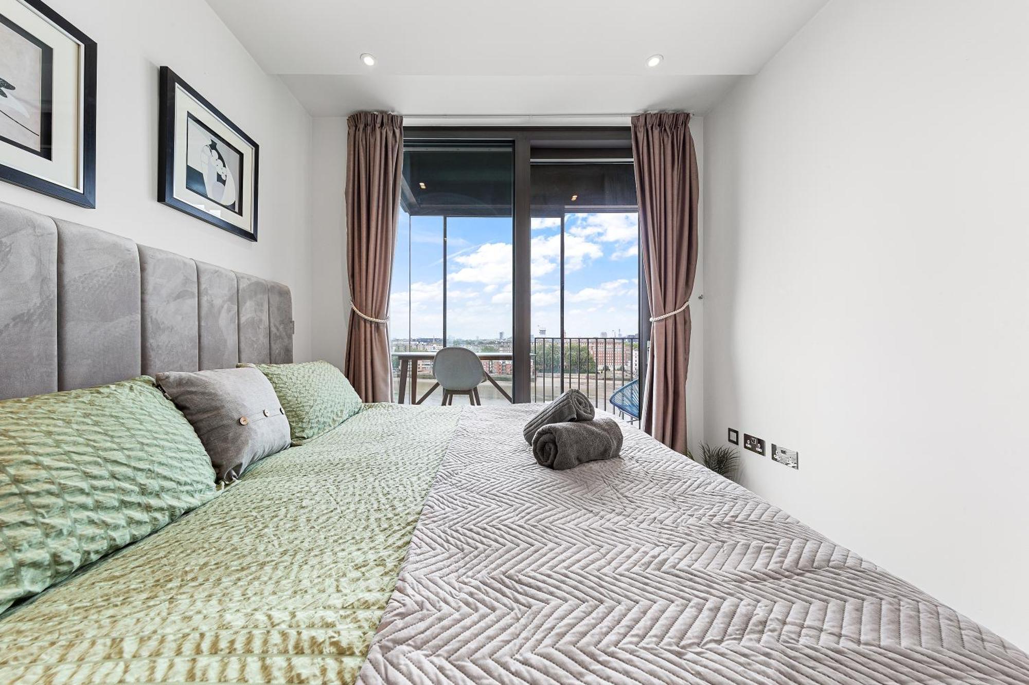 Spectacular Riverview Two Bedroom Luxury Designer Apartment-ac-parking-wifi-2 Bathrooms Appartement Londen