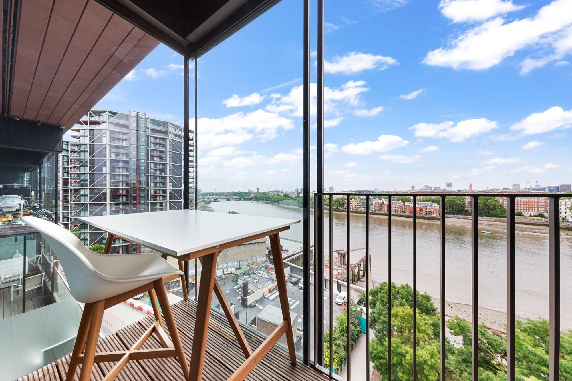 Spectacular Riverview Two Bedroom Luxury Designer Apartment-ac-parking-wifi-2 Bathrooms Londen