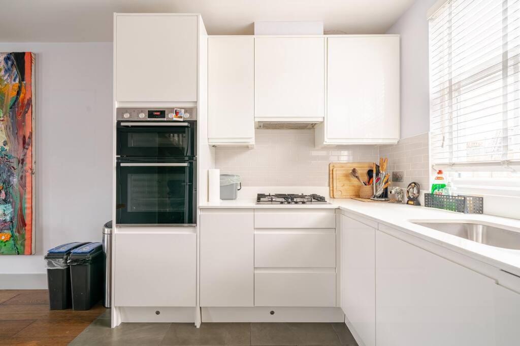 Luxurious & Modern 2 Bedroom Notting Hill Townhouse London