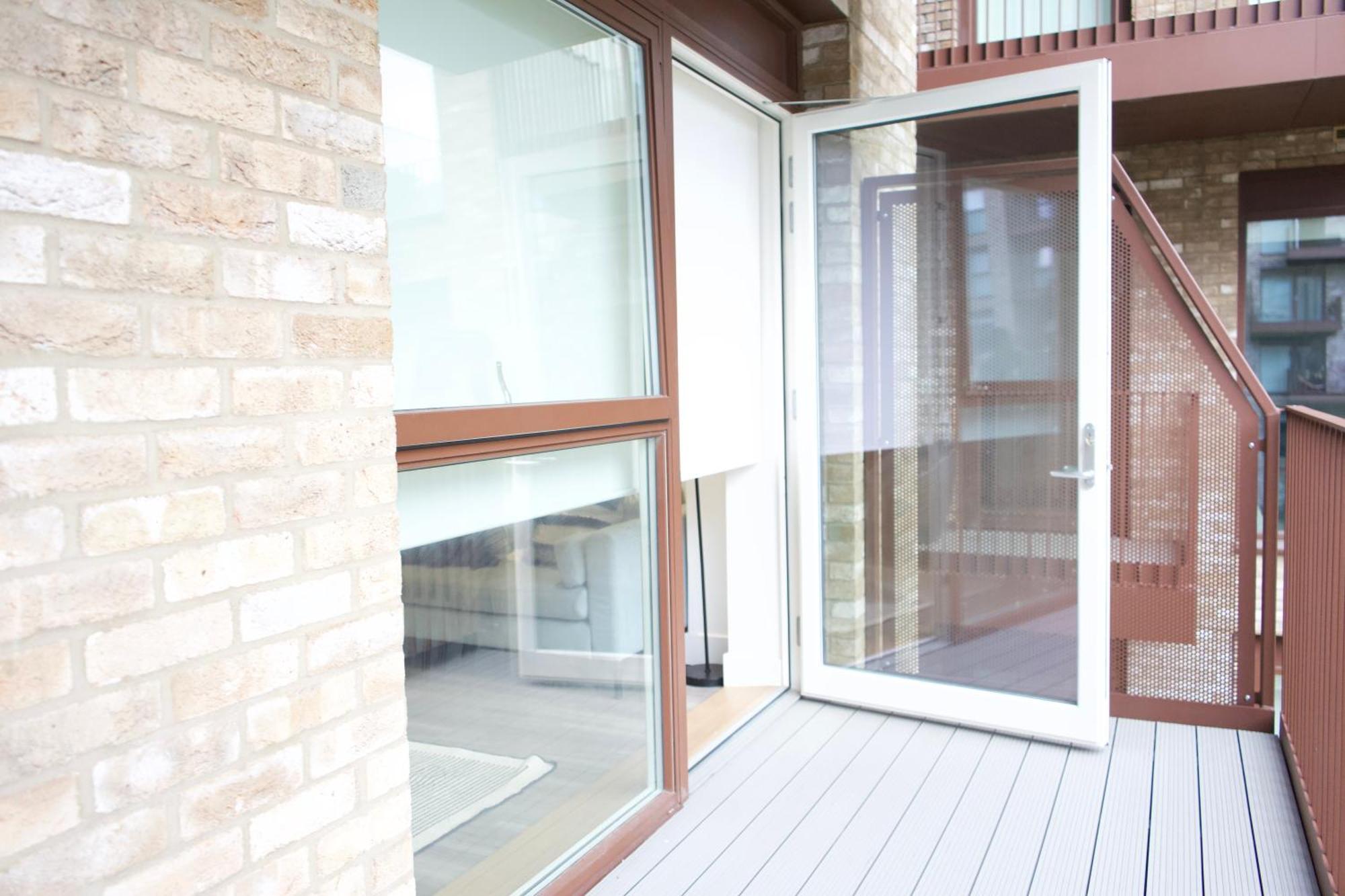 Luxury Flat In Royal Wharf London