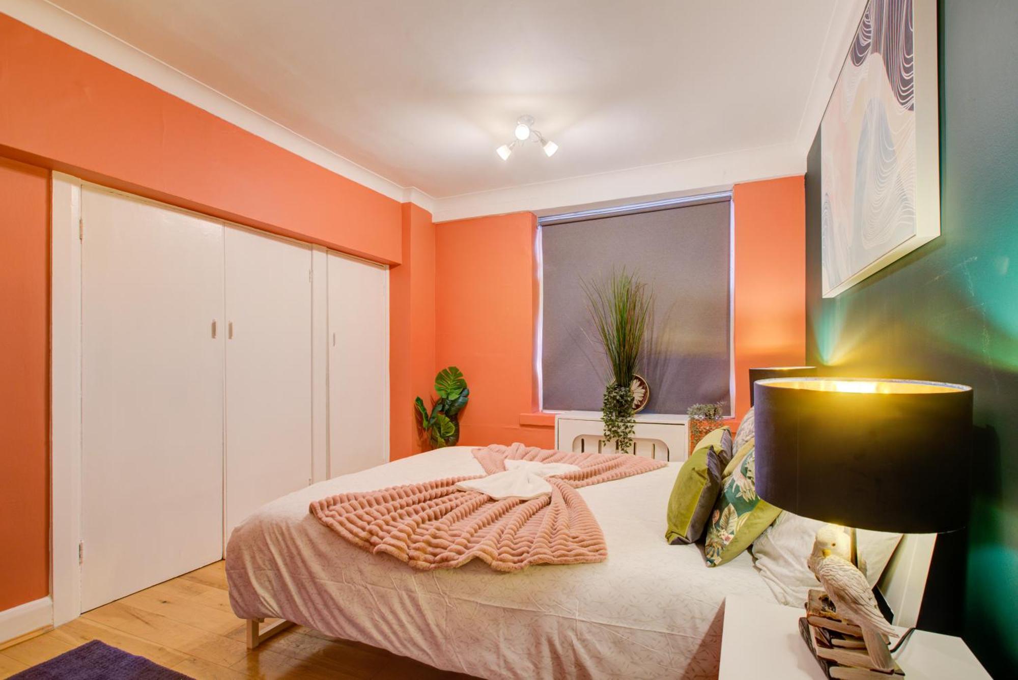 2 Bedroom And Living Flat In Central * Londen