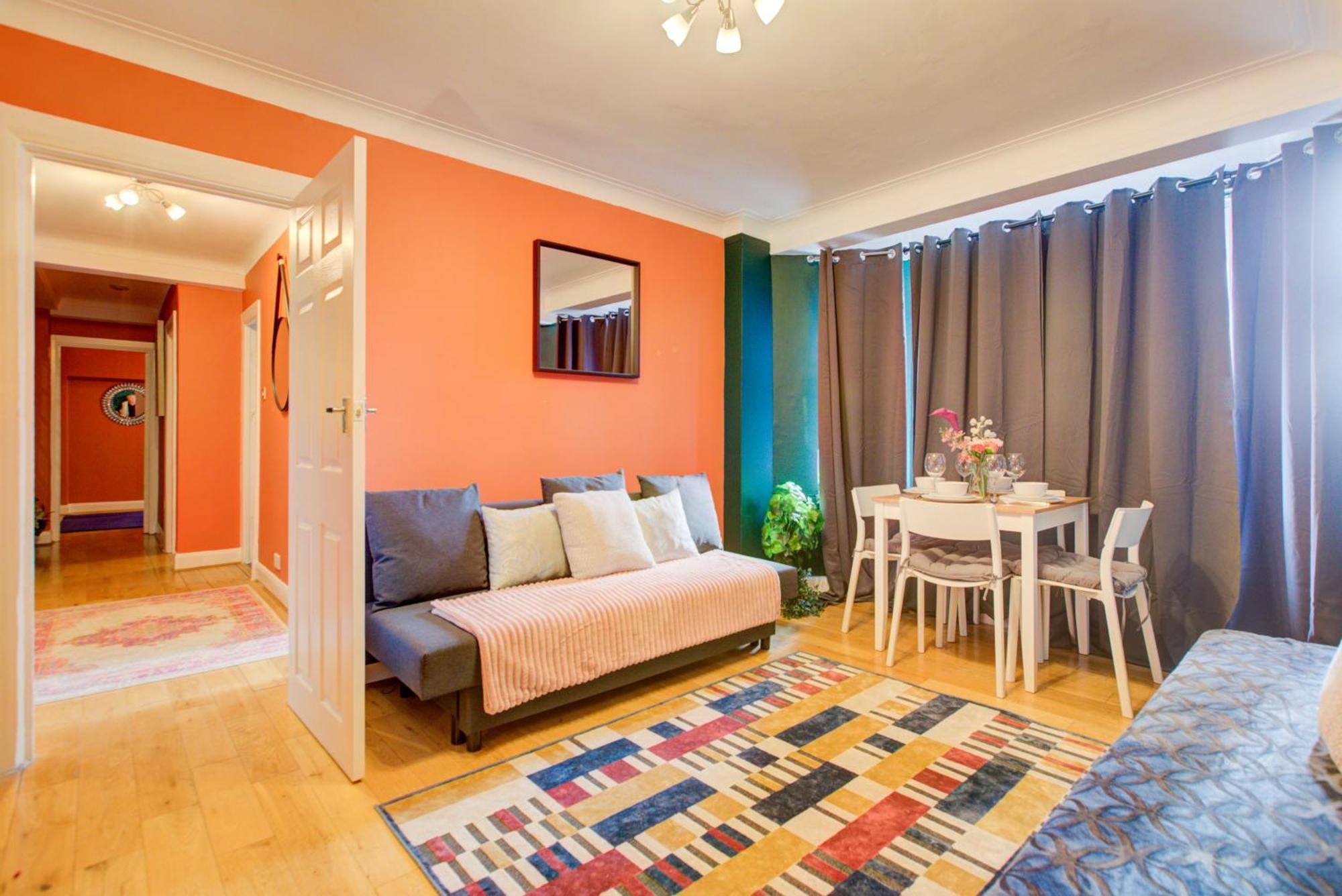 2 Bedroom And Living Flat In Central London