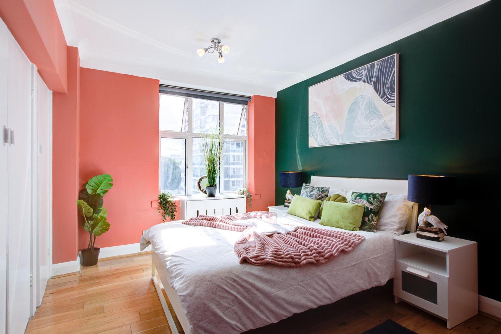 2 Bedroom And Living Flat In Central * Londen