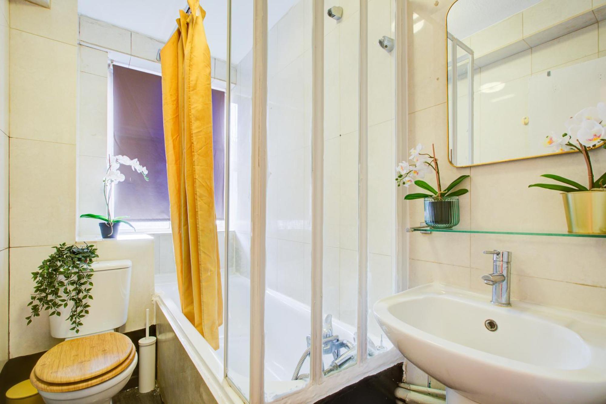 2 Bedroom And Living Flat In Central Appartement *