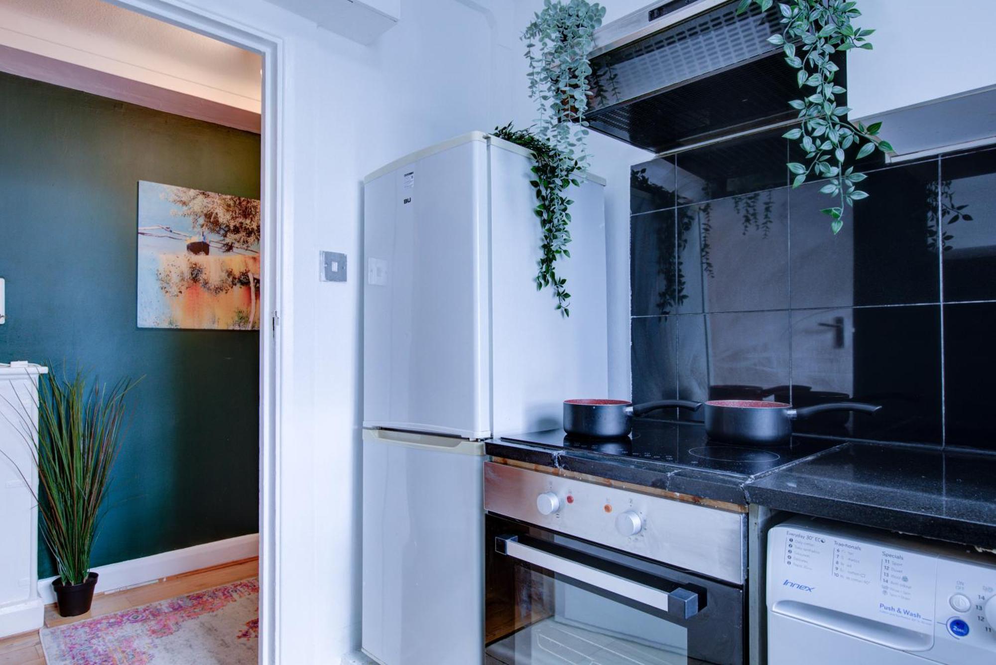 2 Bedroom And Living Flat In Central