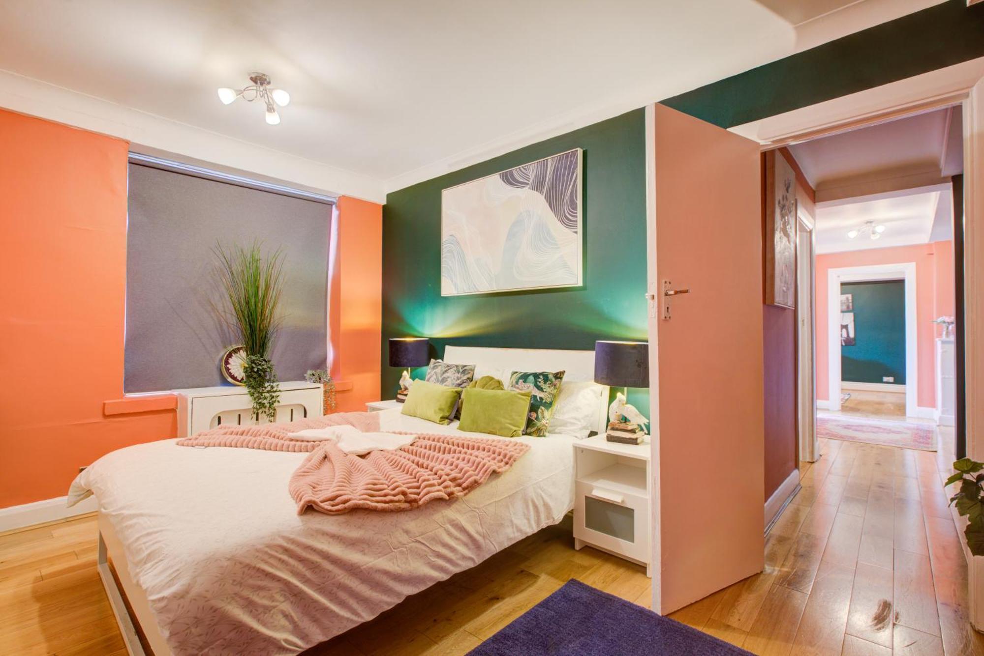 2 Bedroom And Living Flat In Central * Londen