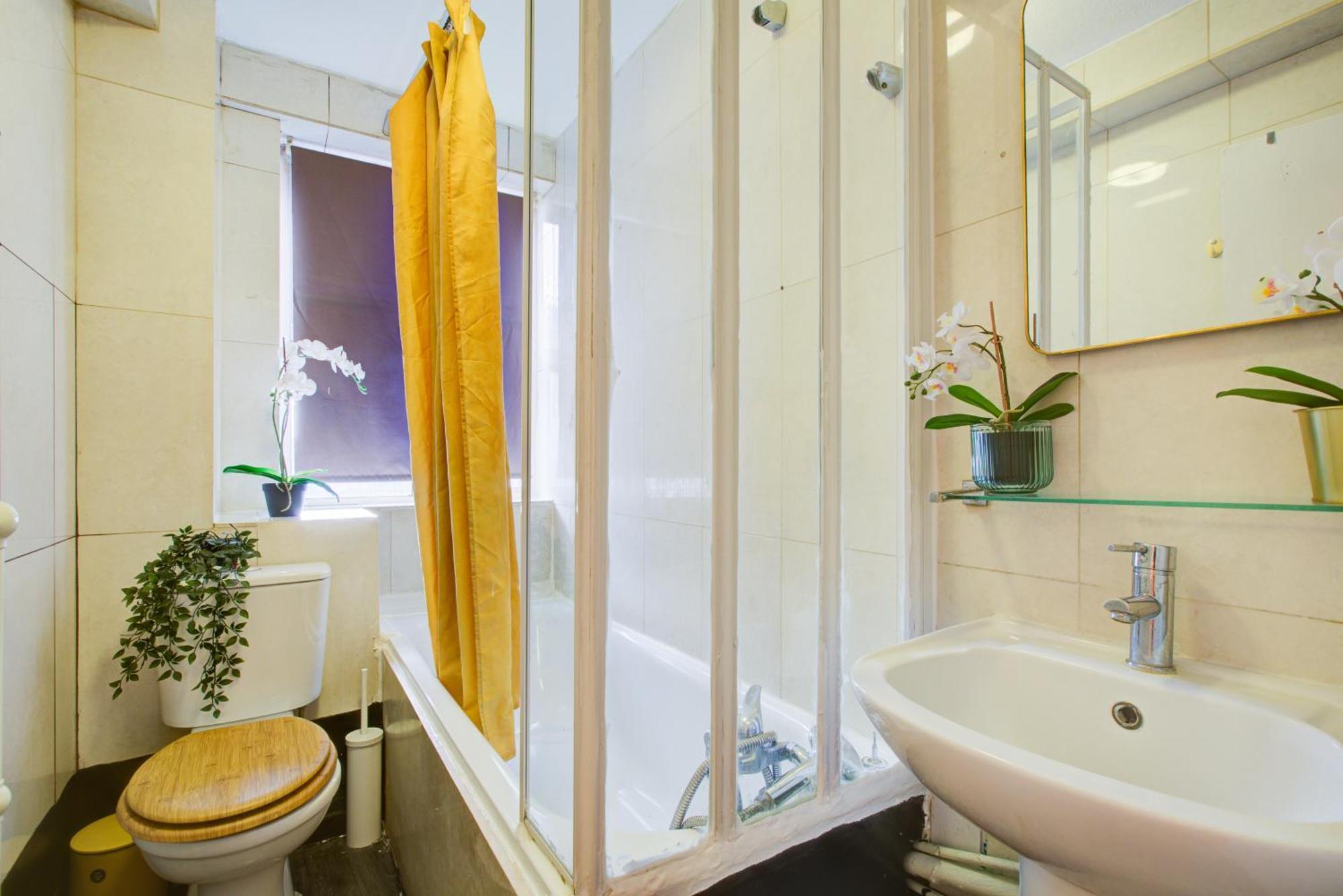 2 Bedroom And Living Flat In Central Londen