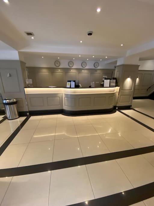 Stylish & Comfy Chelsea Haven Walk To Tube & Bus Apartment
