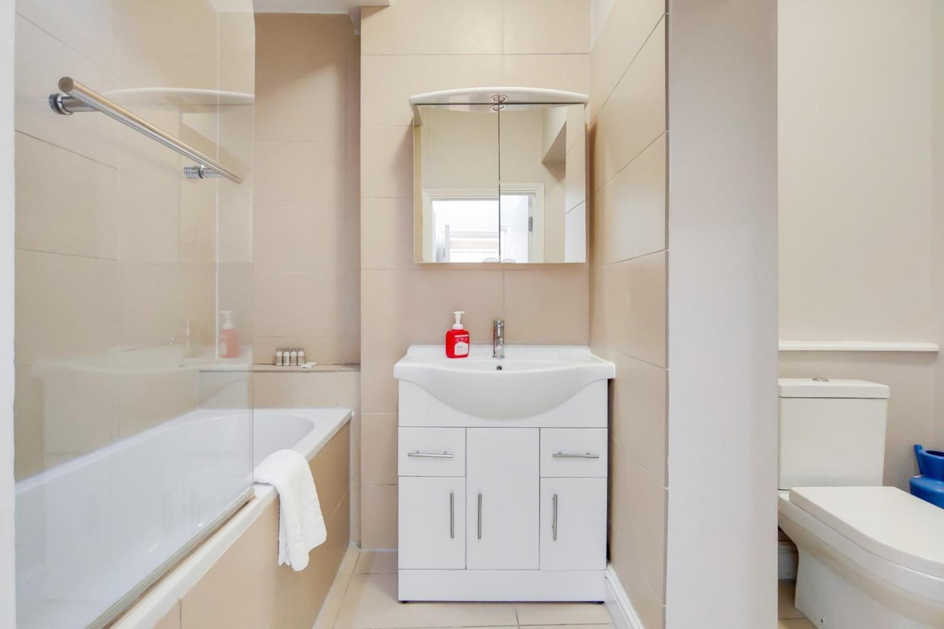 Oxford Street Apartment *