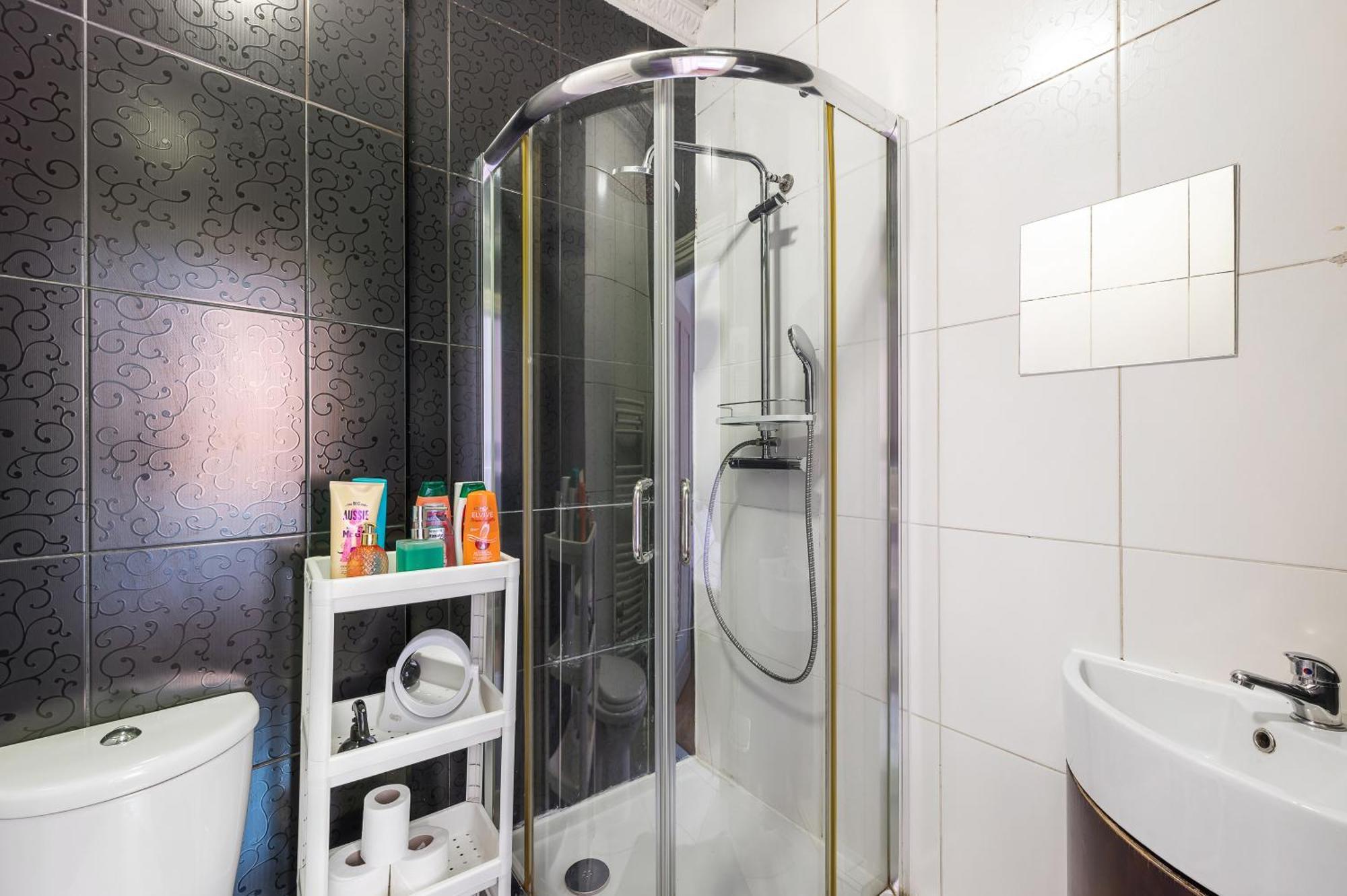 Lovely Bedroom With Private Bathroom Privatunterkunft London