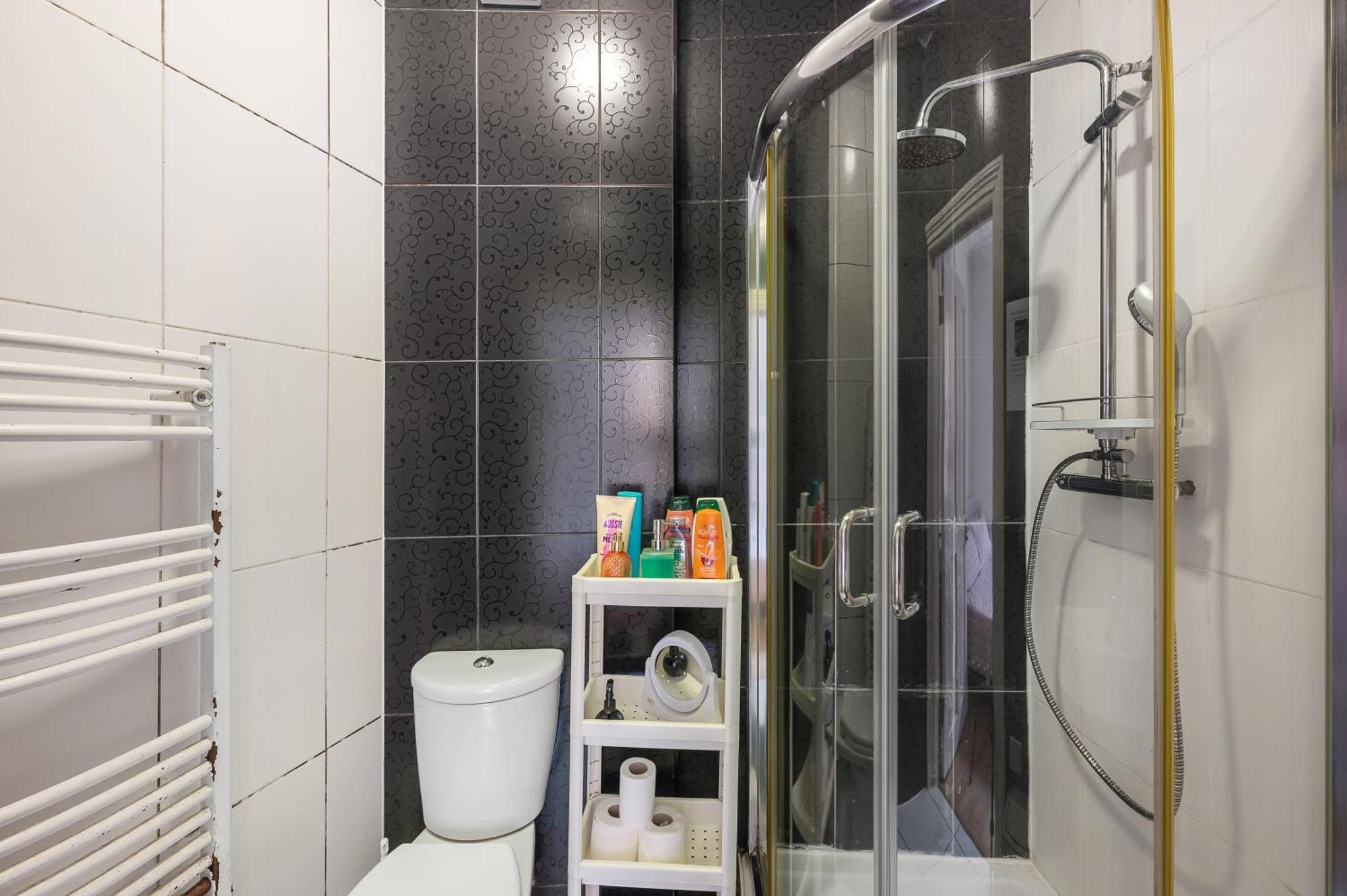 Lovely Bedroom With Private Bathroom Privatunterkunft London