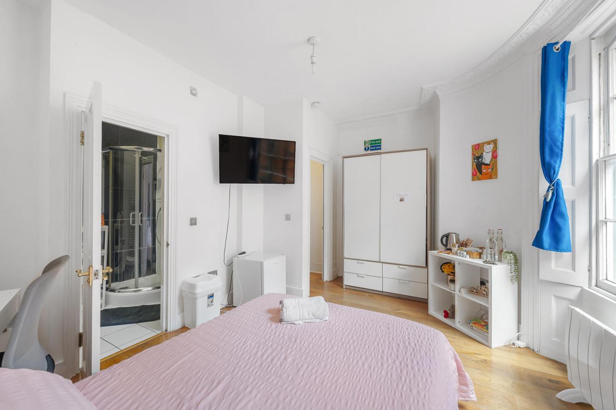 Lovely Bedroom With Private Bathroom London