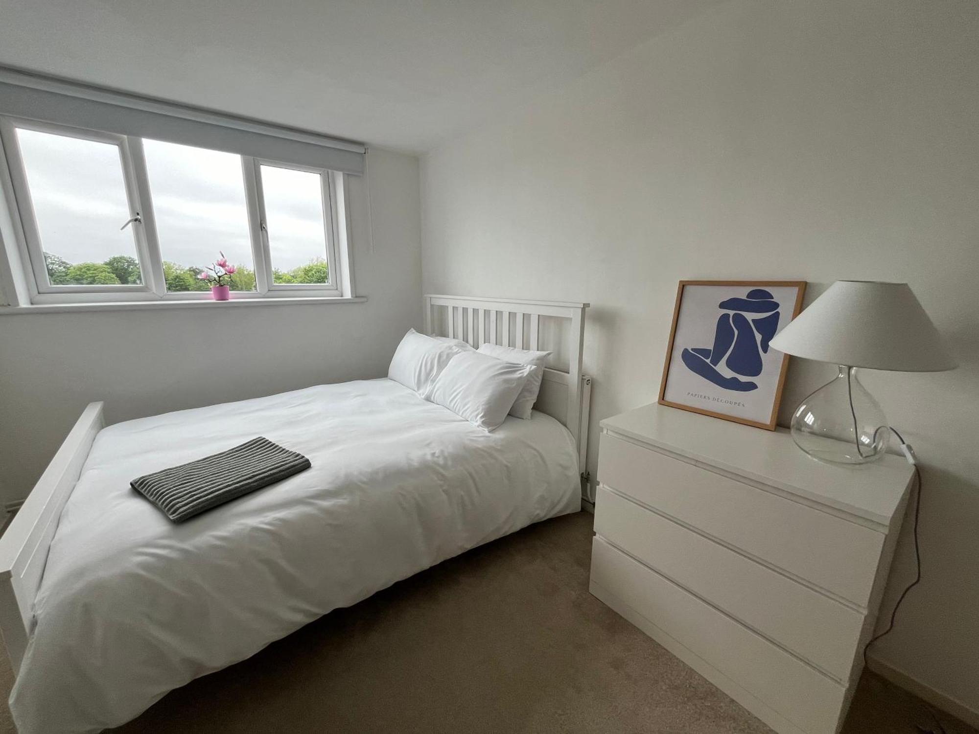 Spacious 2 Bed Flat Near Elizabeth Line Apartment *