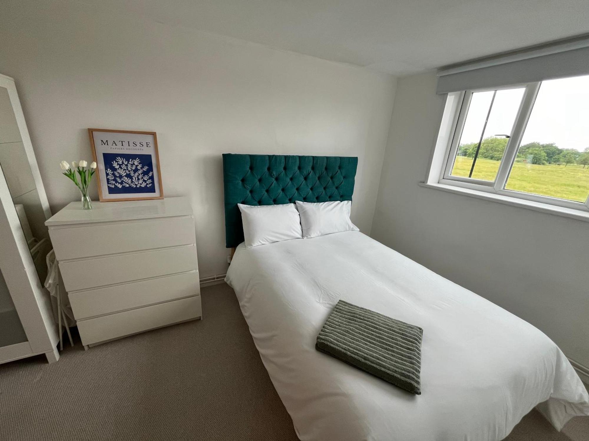 Apartment Spacious 2 Bed Flat Near Elizabeth Line
