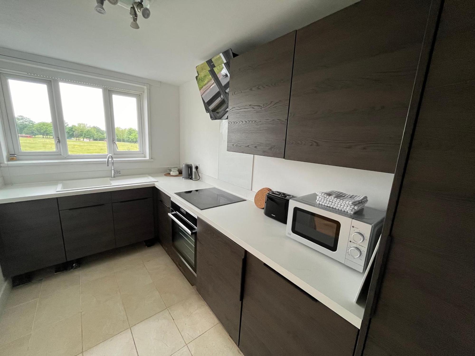 Spacious 2 Bed Flat Near Elizabeth Line Apartment London