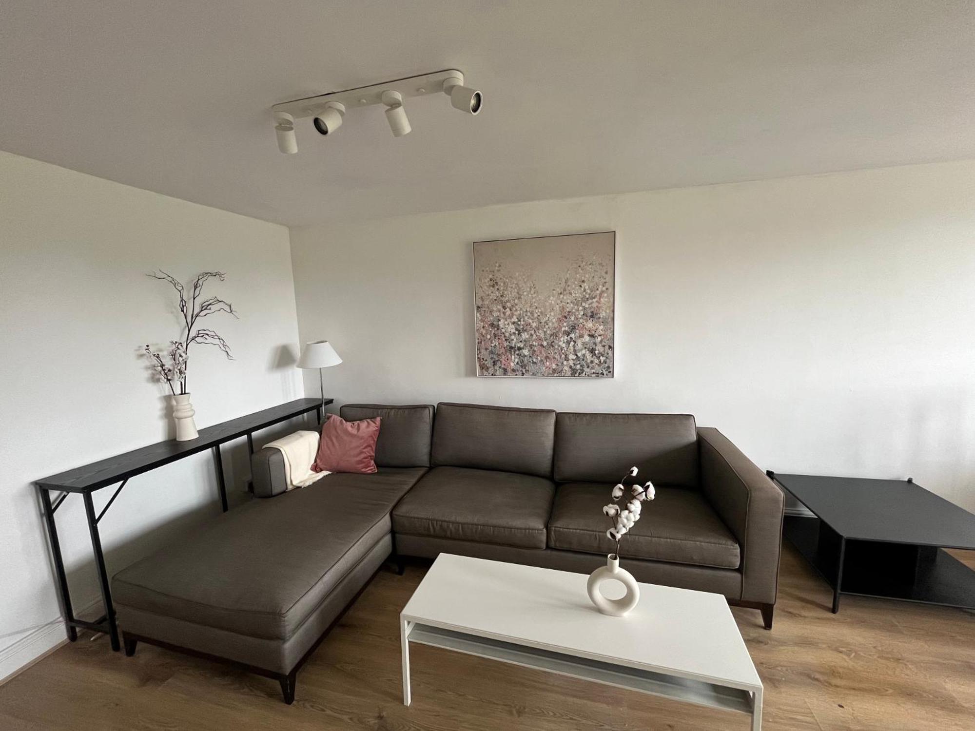 Spacious 2 Bed Flat Near Elizabeth Line Apartment *