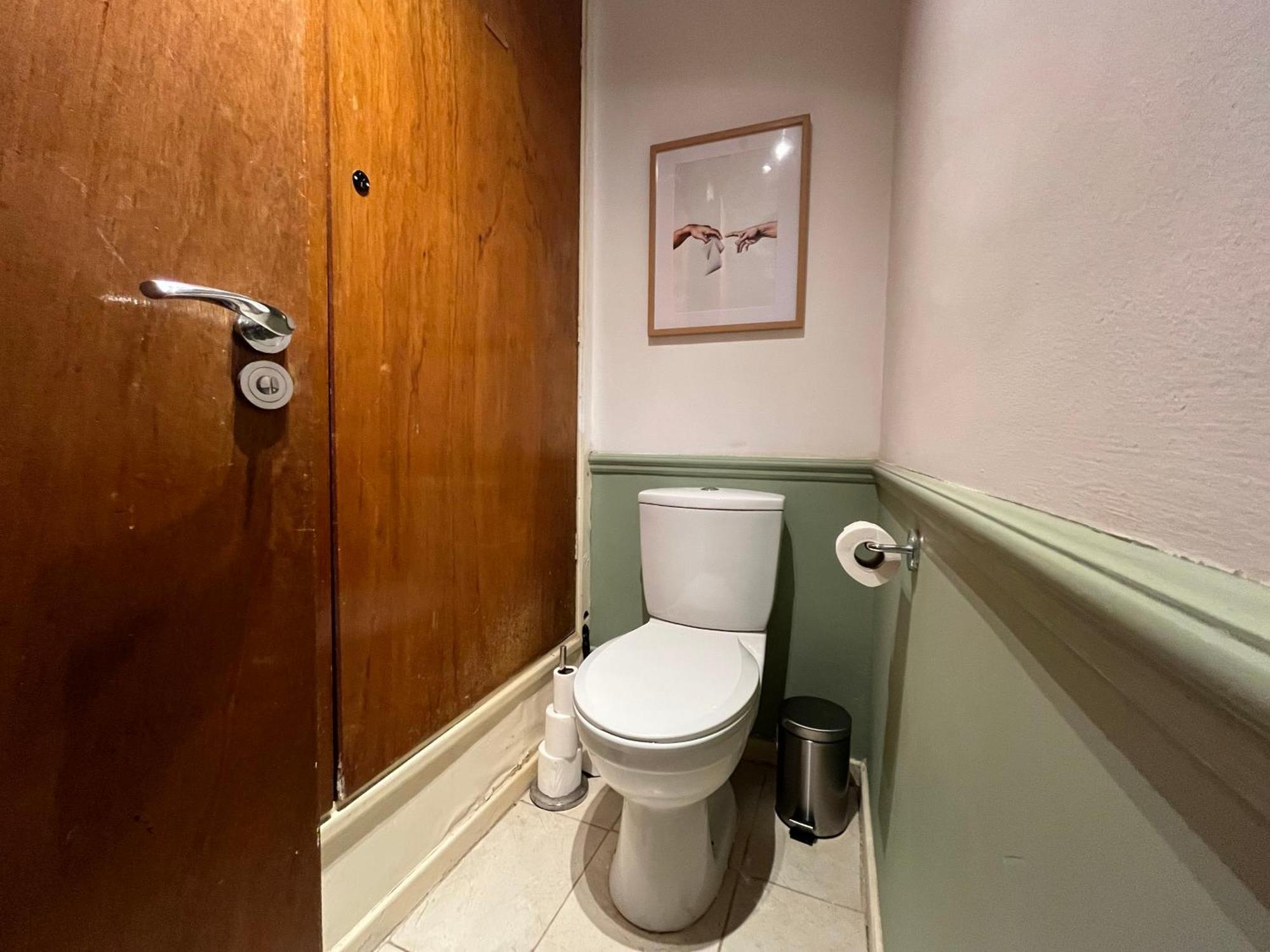 Spacious 2 Bed Flat Near Elizabeth Line Apartment London